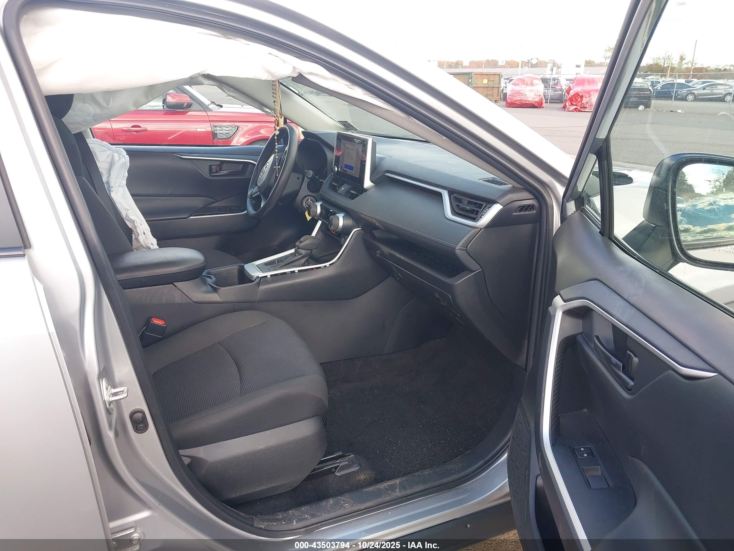 TOYOTA RAV4 image 5