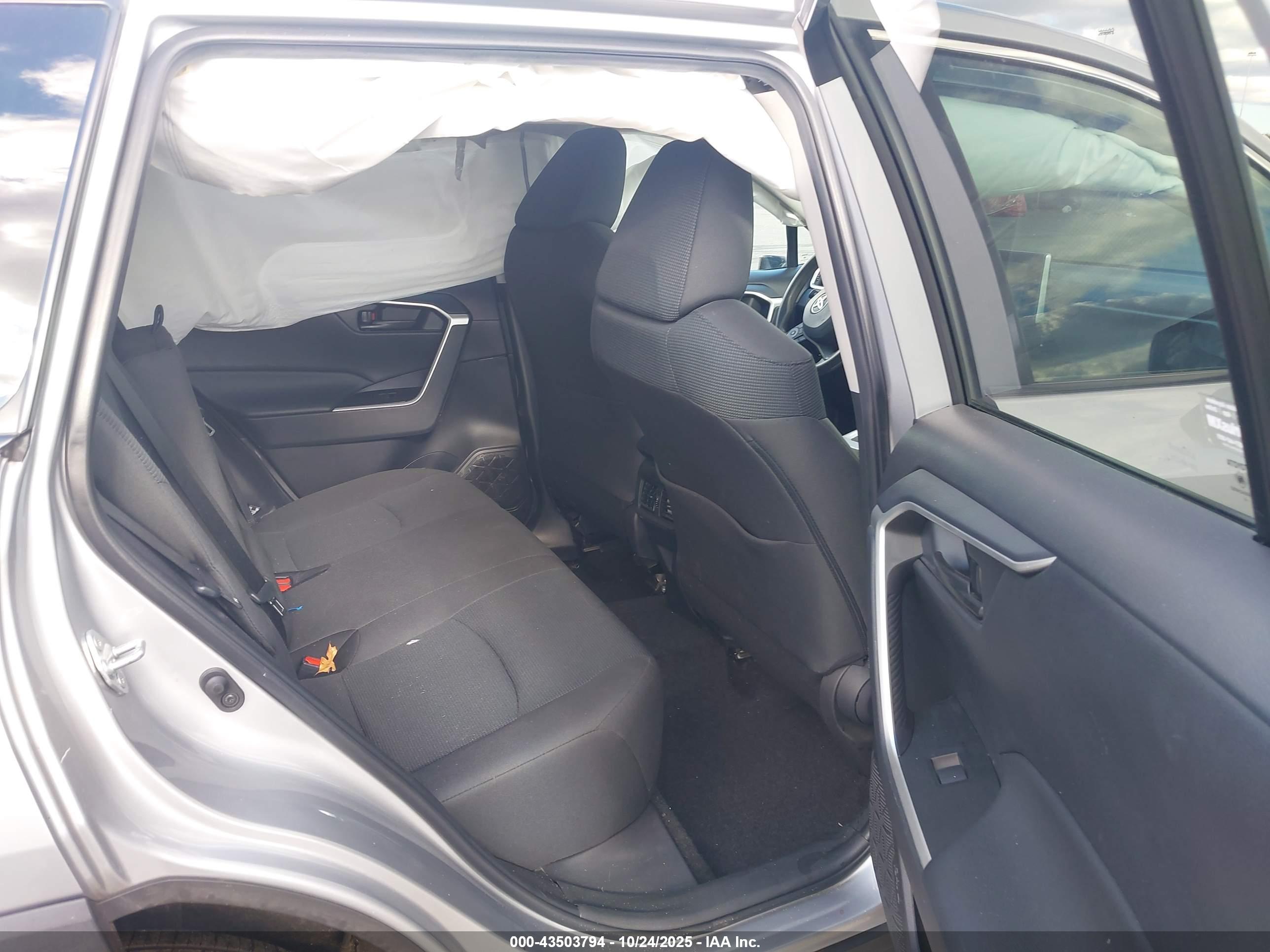 TOYOTA RAV4 image 8