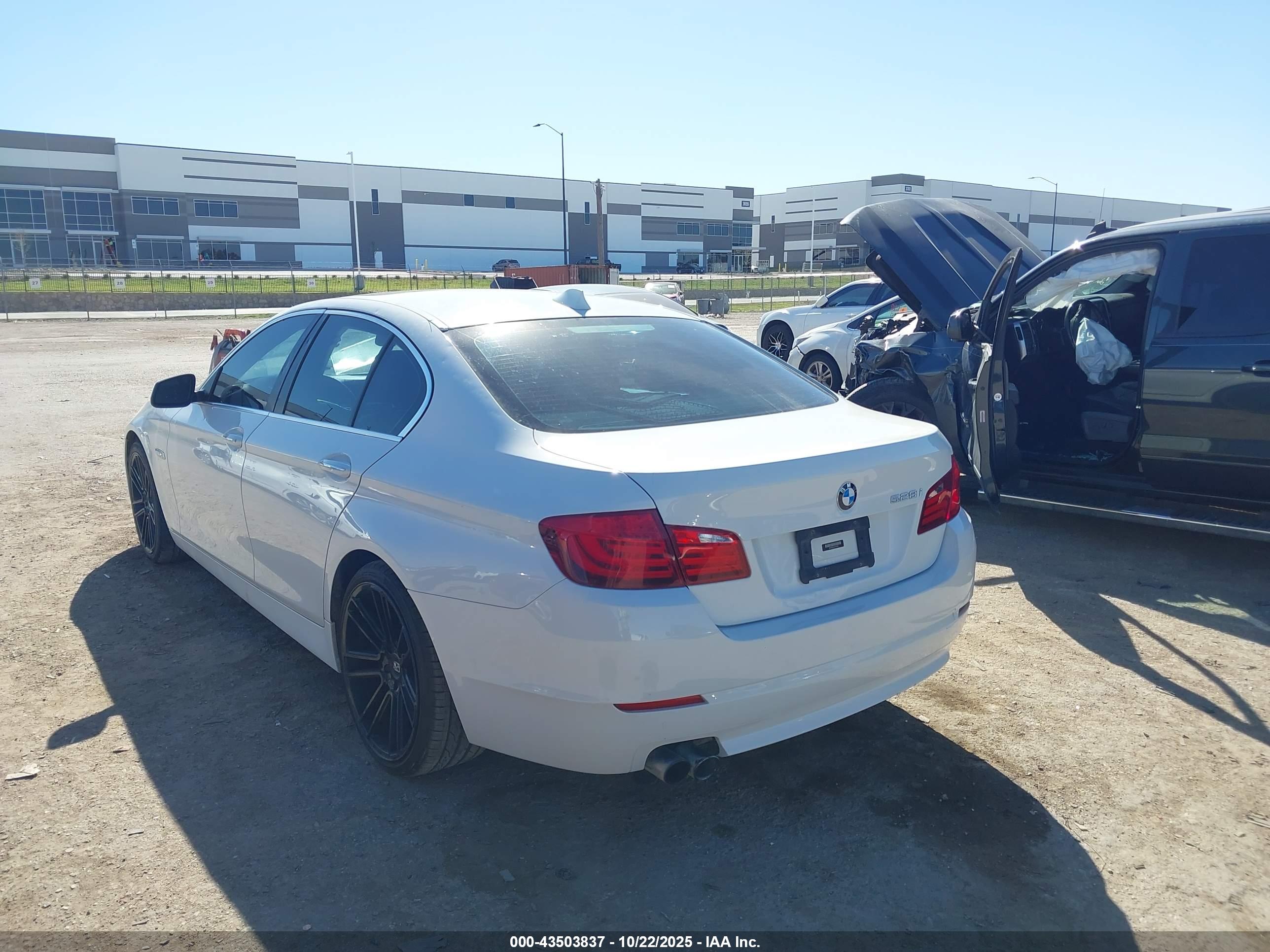 BMW 528I image 3
