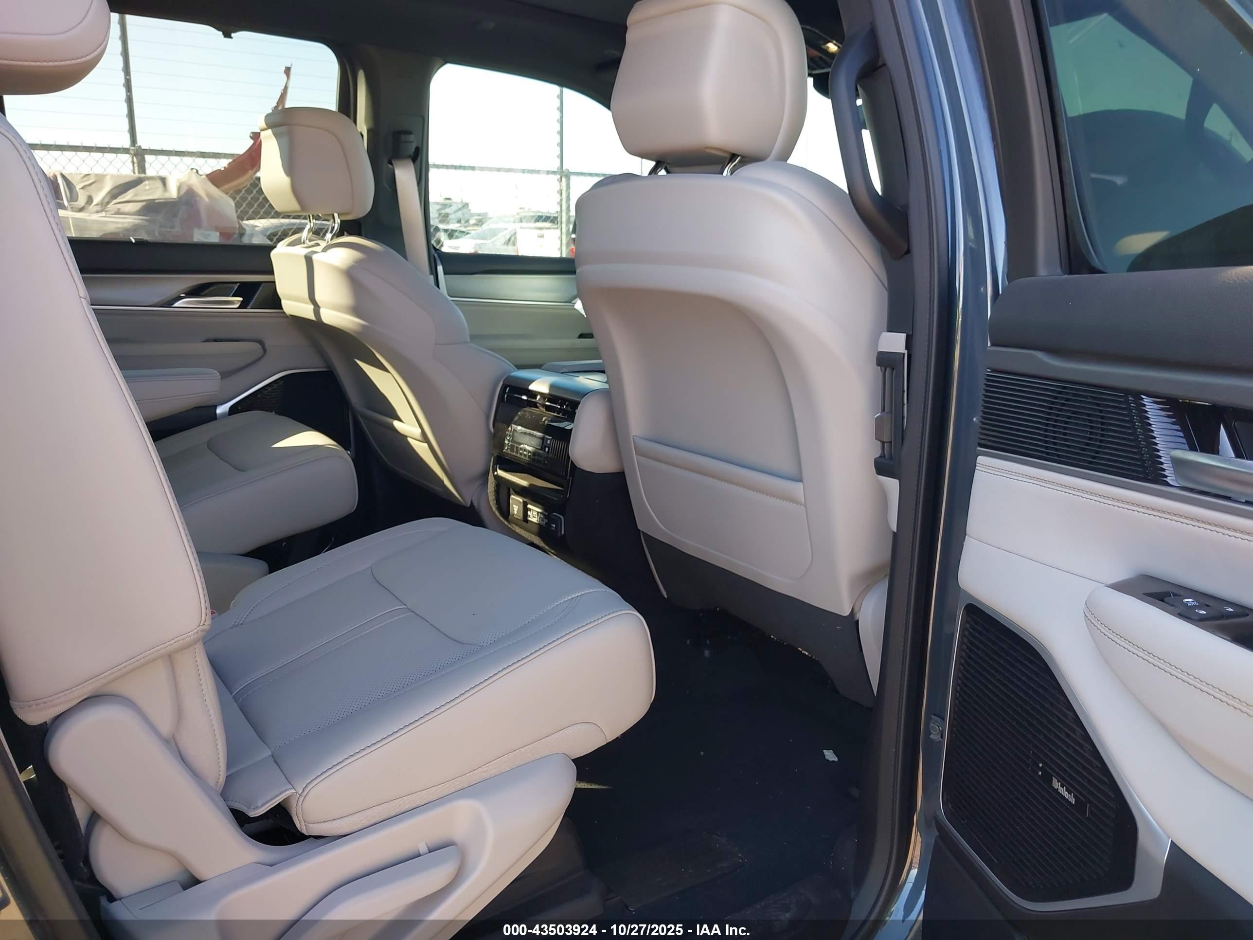 JEEP WAGONEER image 8