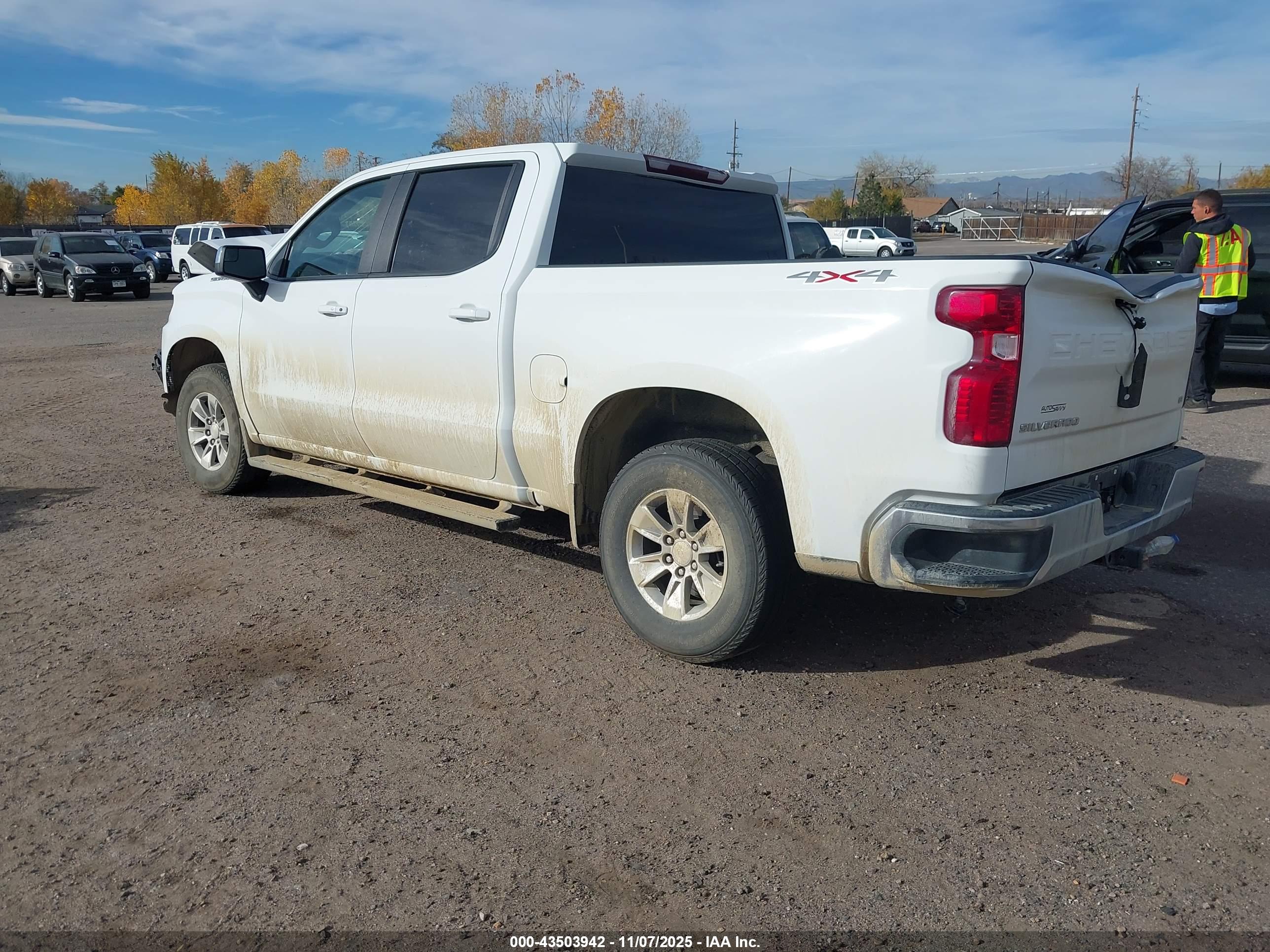 CHEVROLET SILVERADO image 3