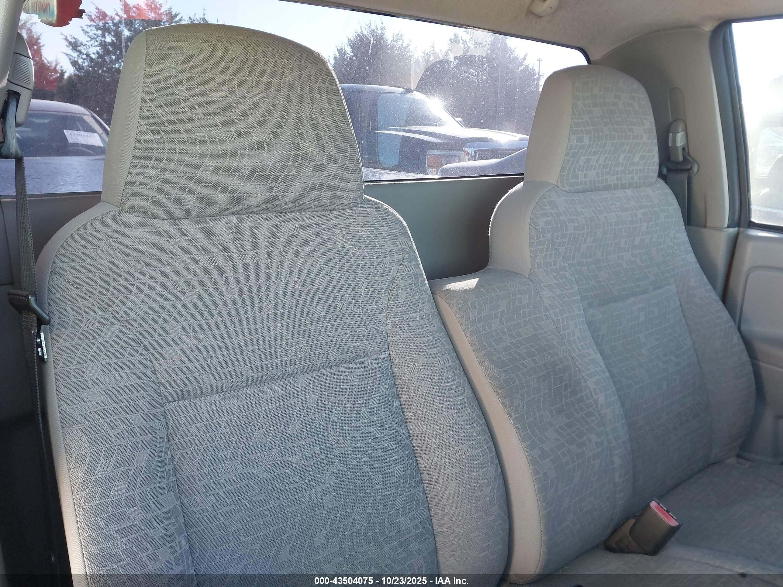 CHEVROLET COLORADO image 8