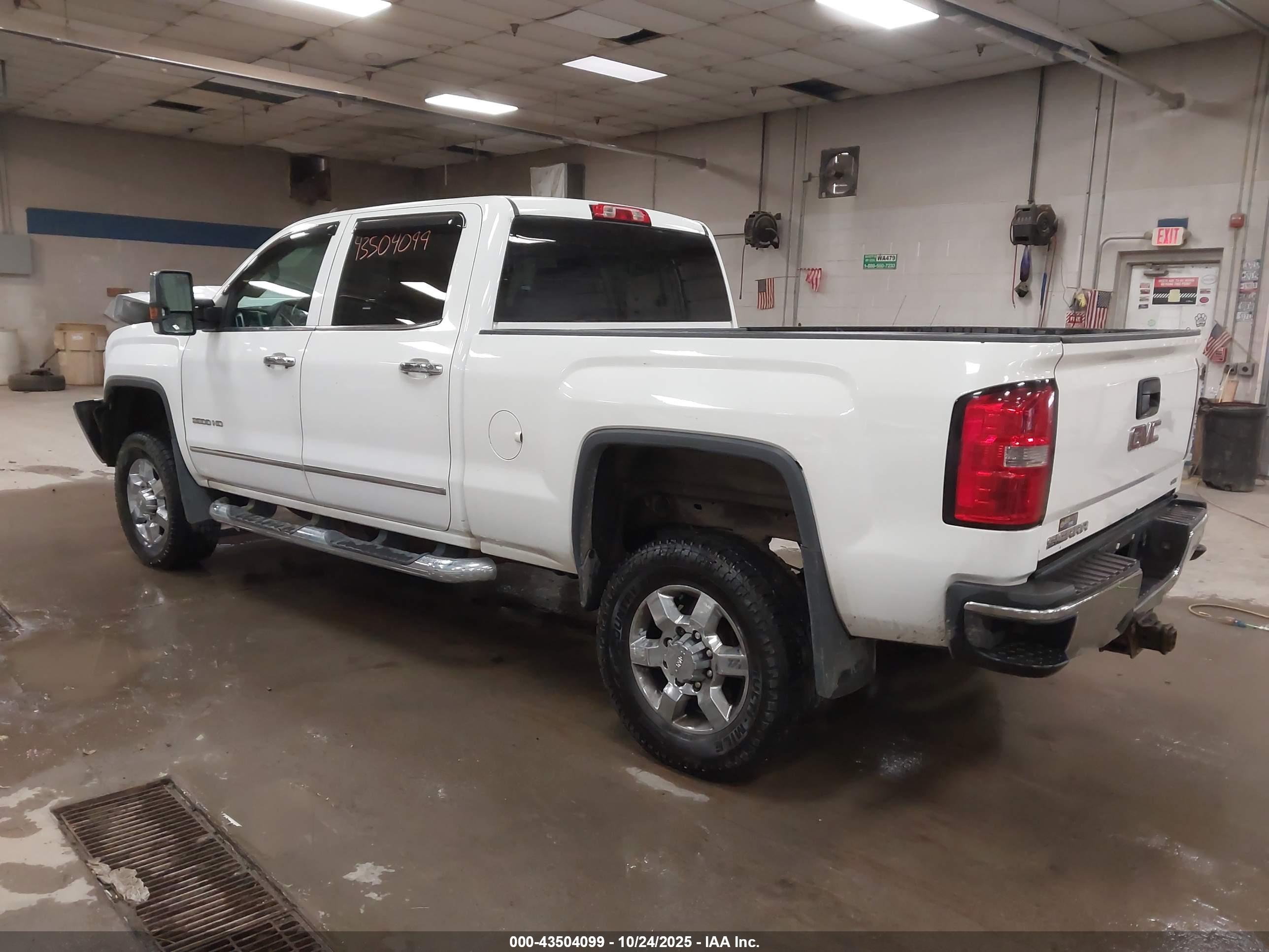 GMC SIERRA image 3