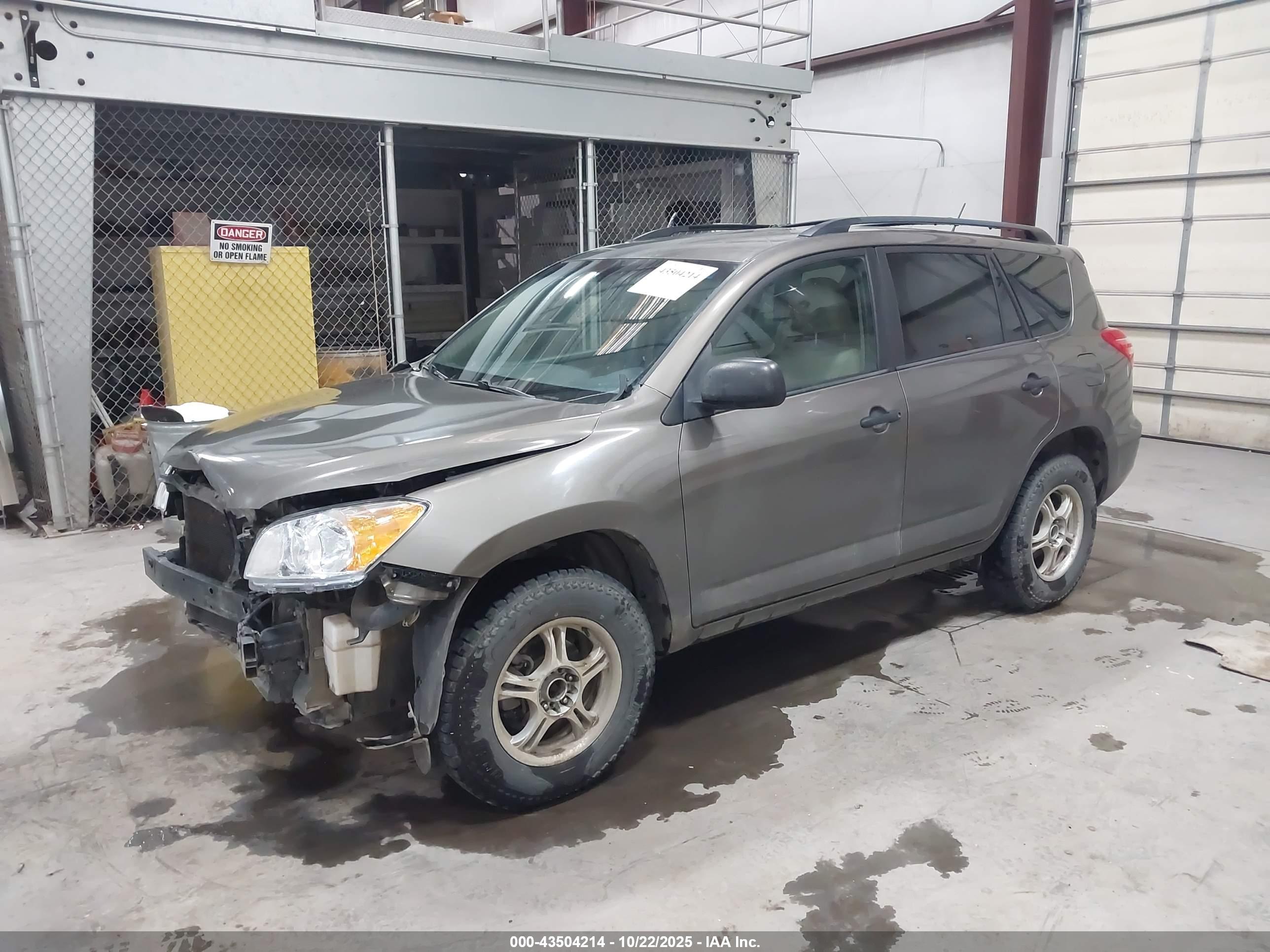TOYOTA RAV4 image 2