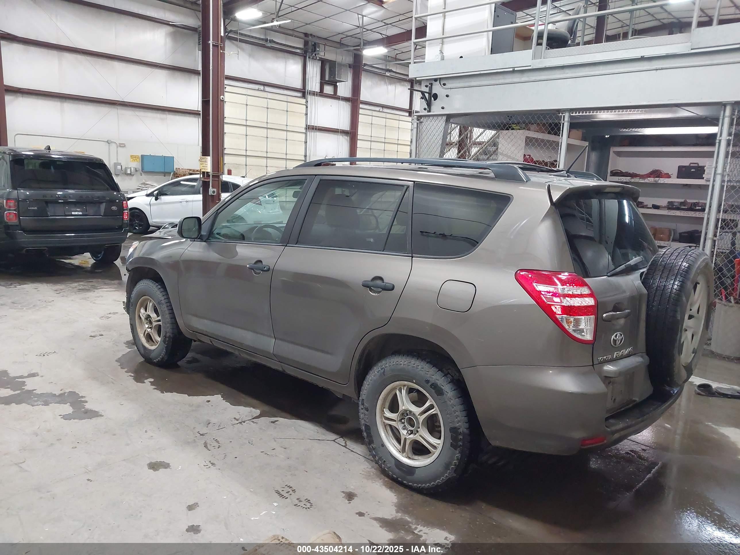 TOYOTA RAV4 image 3
