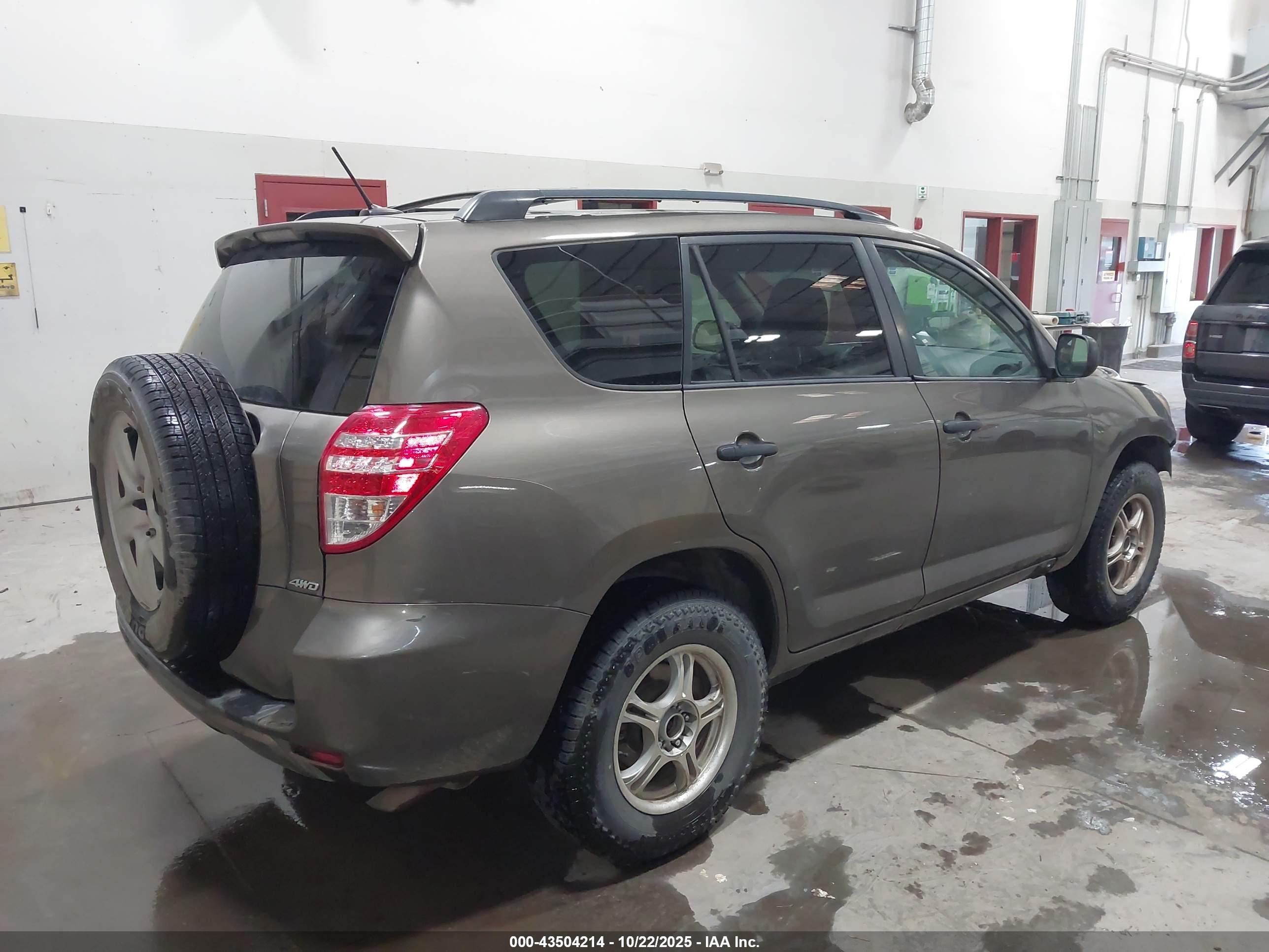 TOYOTA RAV4 image 4