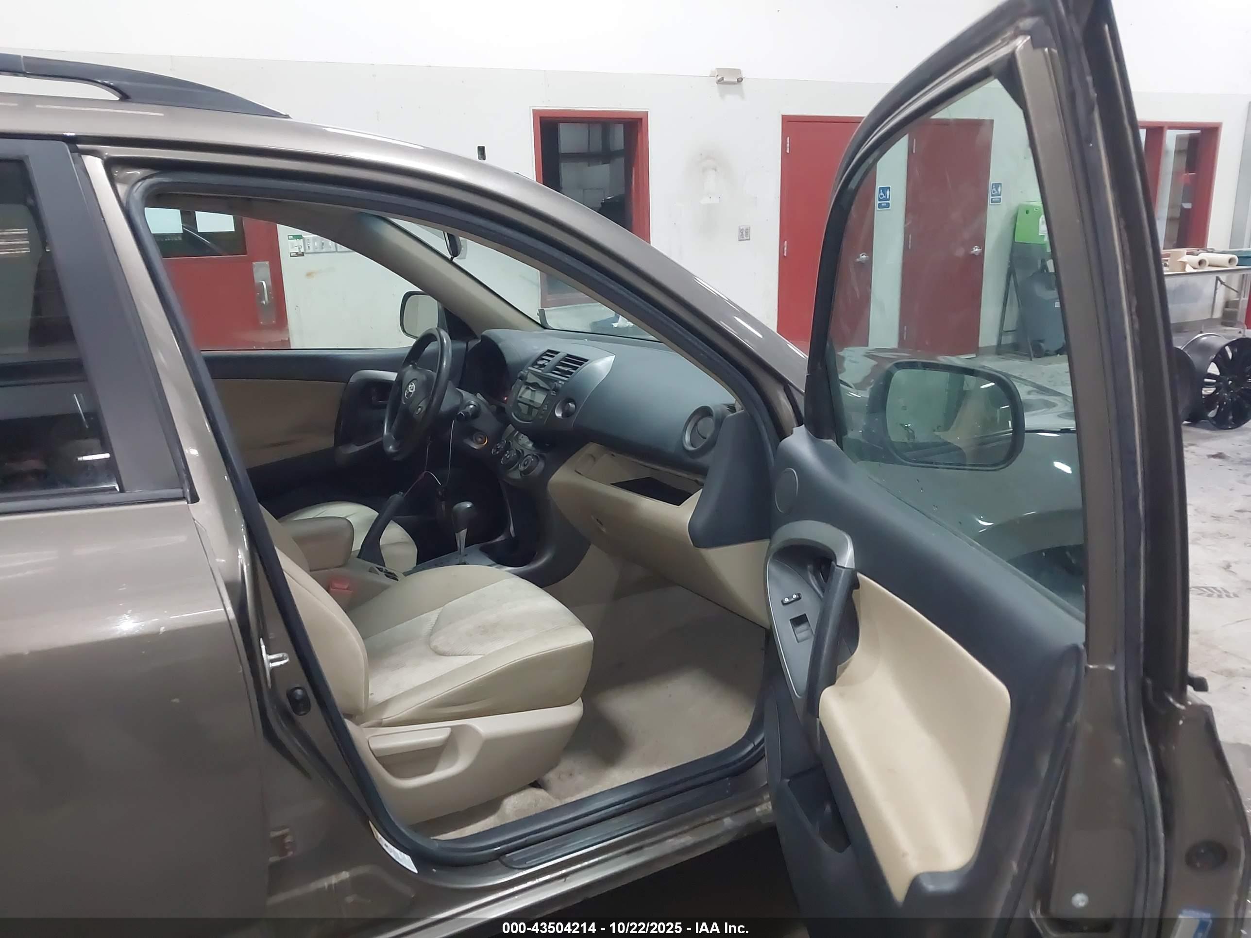 TOYOTA RAV4 image 5