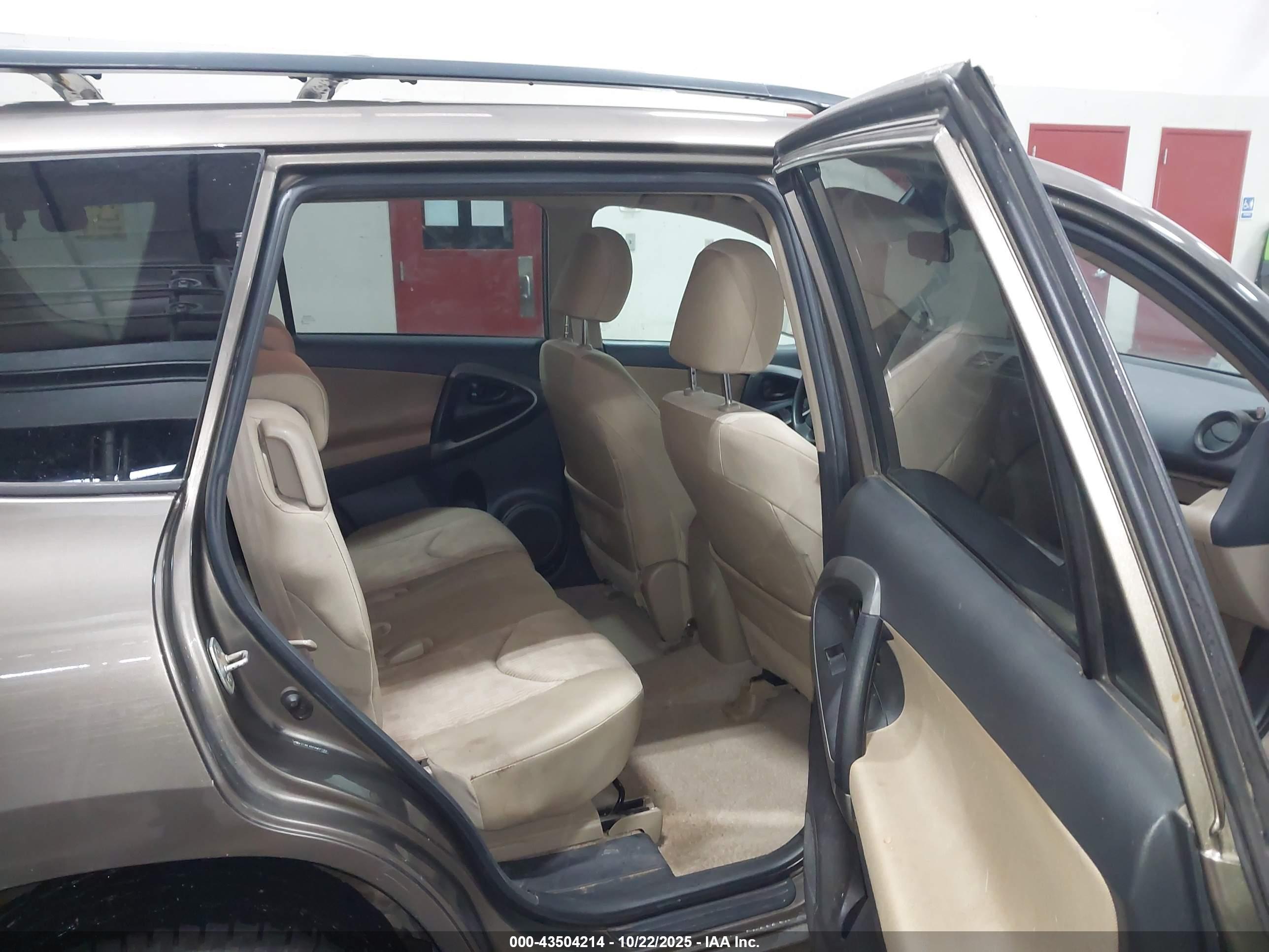 TOYOTA RAV4 image 8