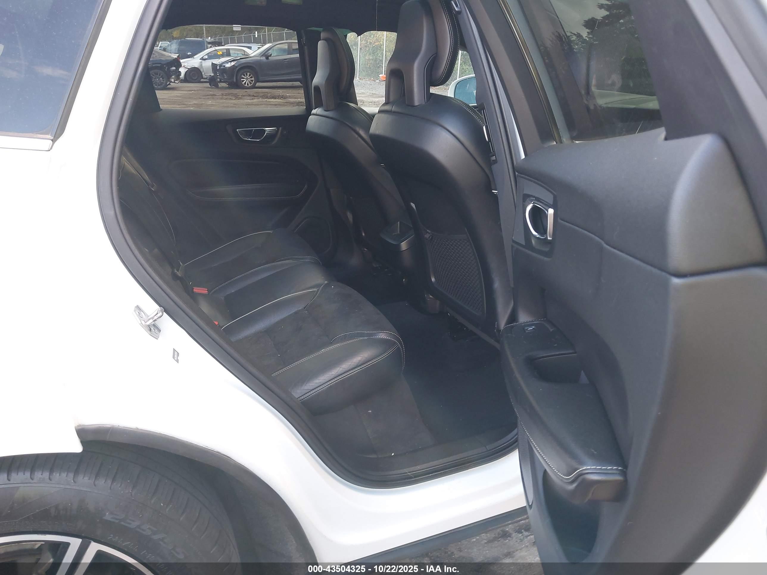 VOLVO XC60 image 8