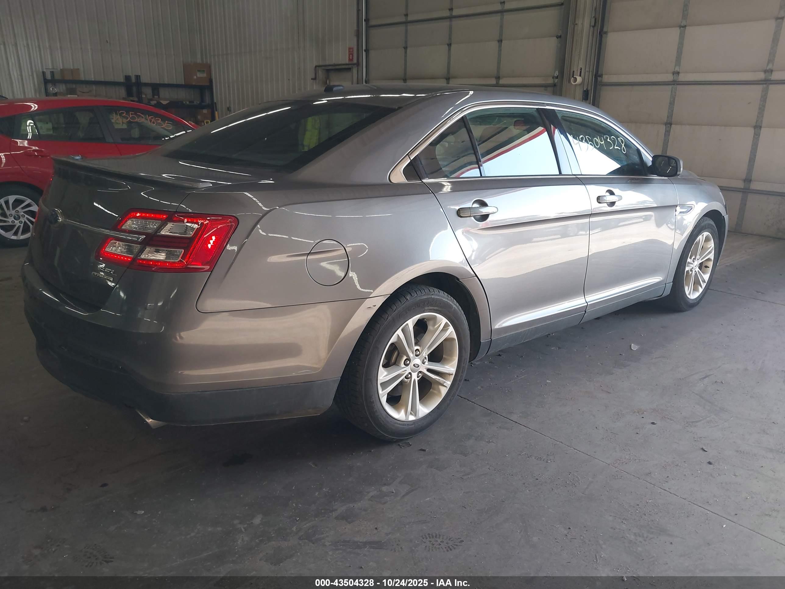 FORD TAURUS image 4