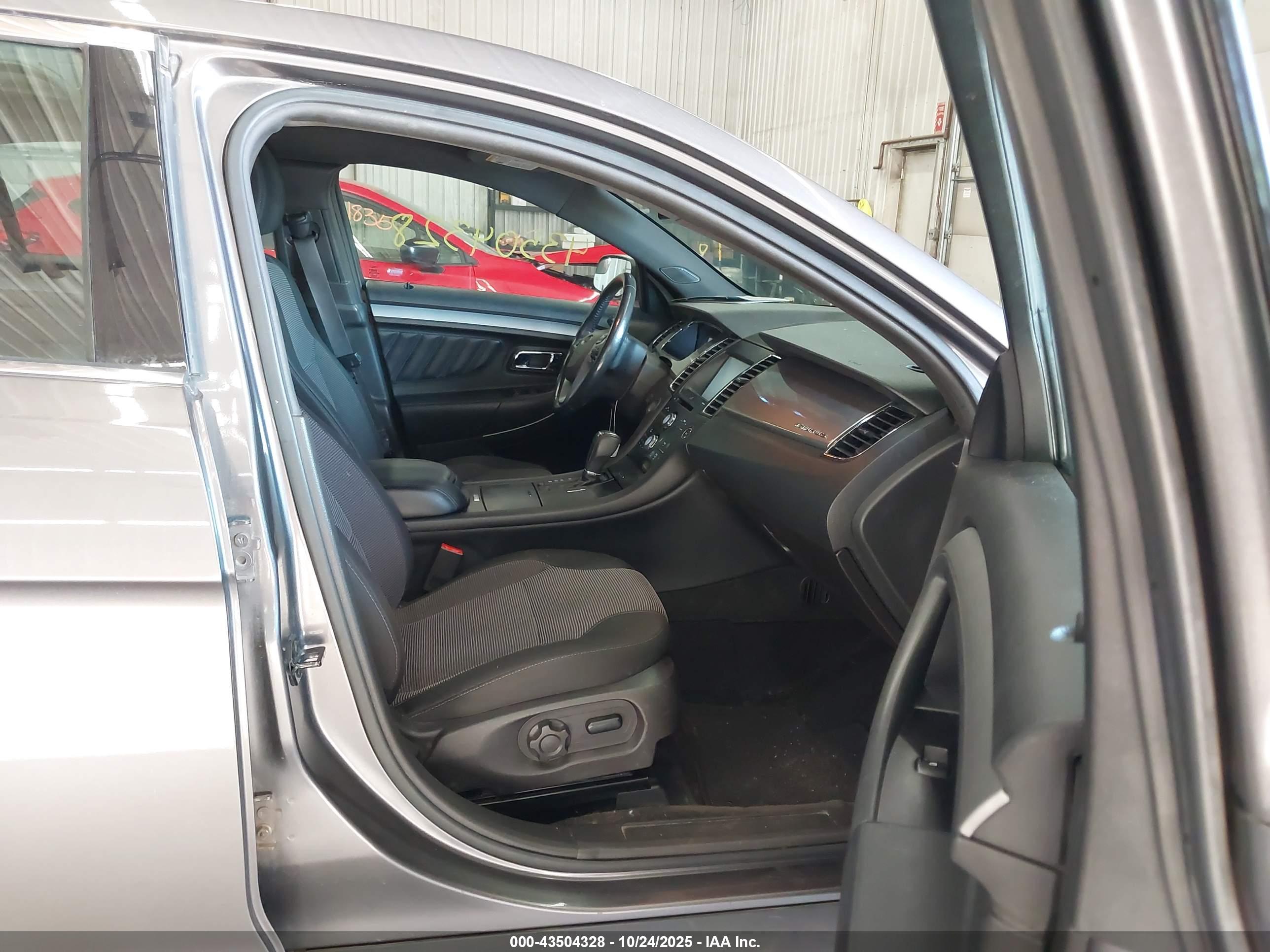 FORD TAURUS image 5