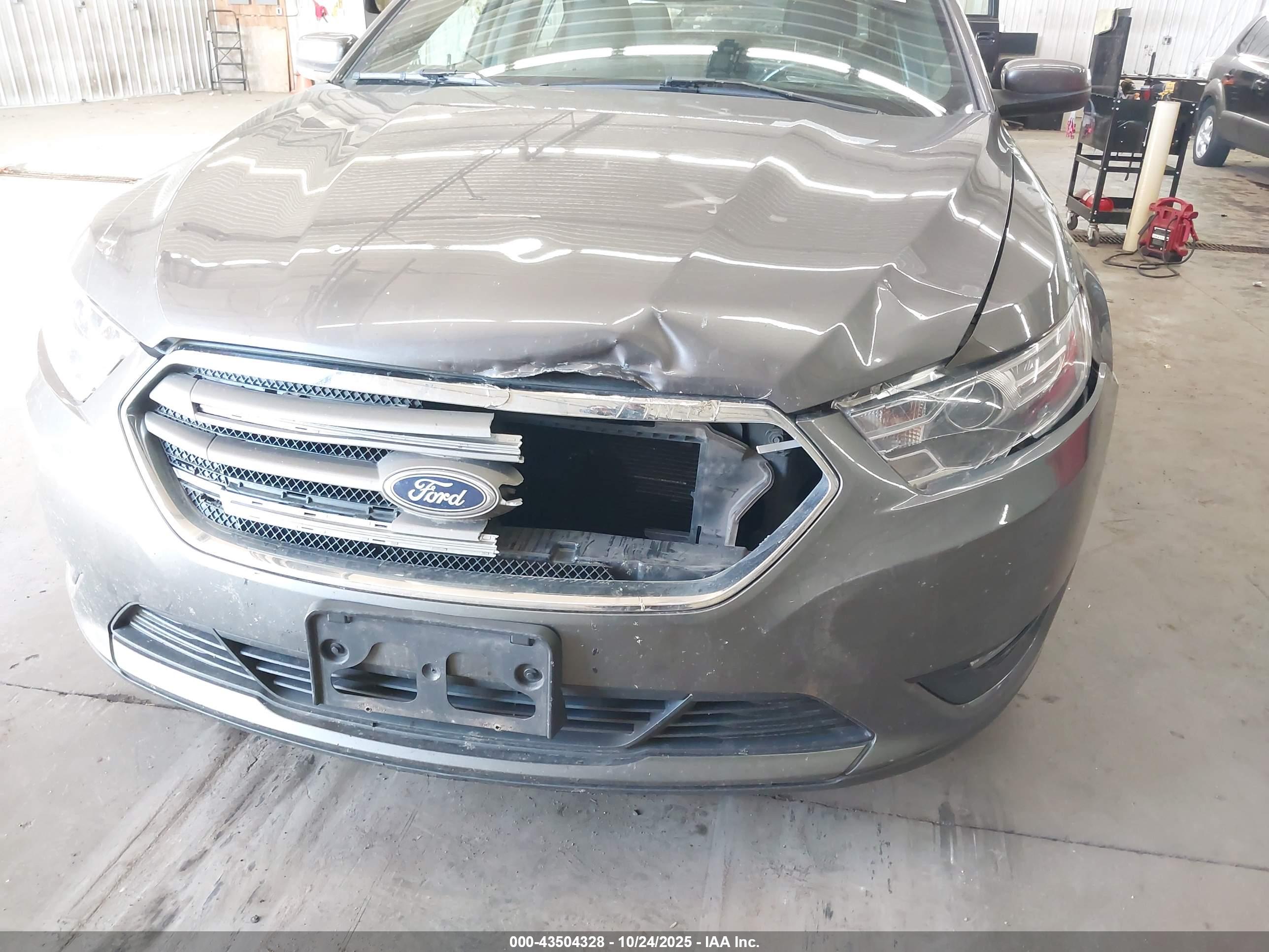 FORD TAURUS image 6