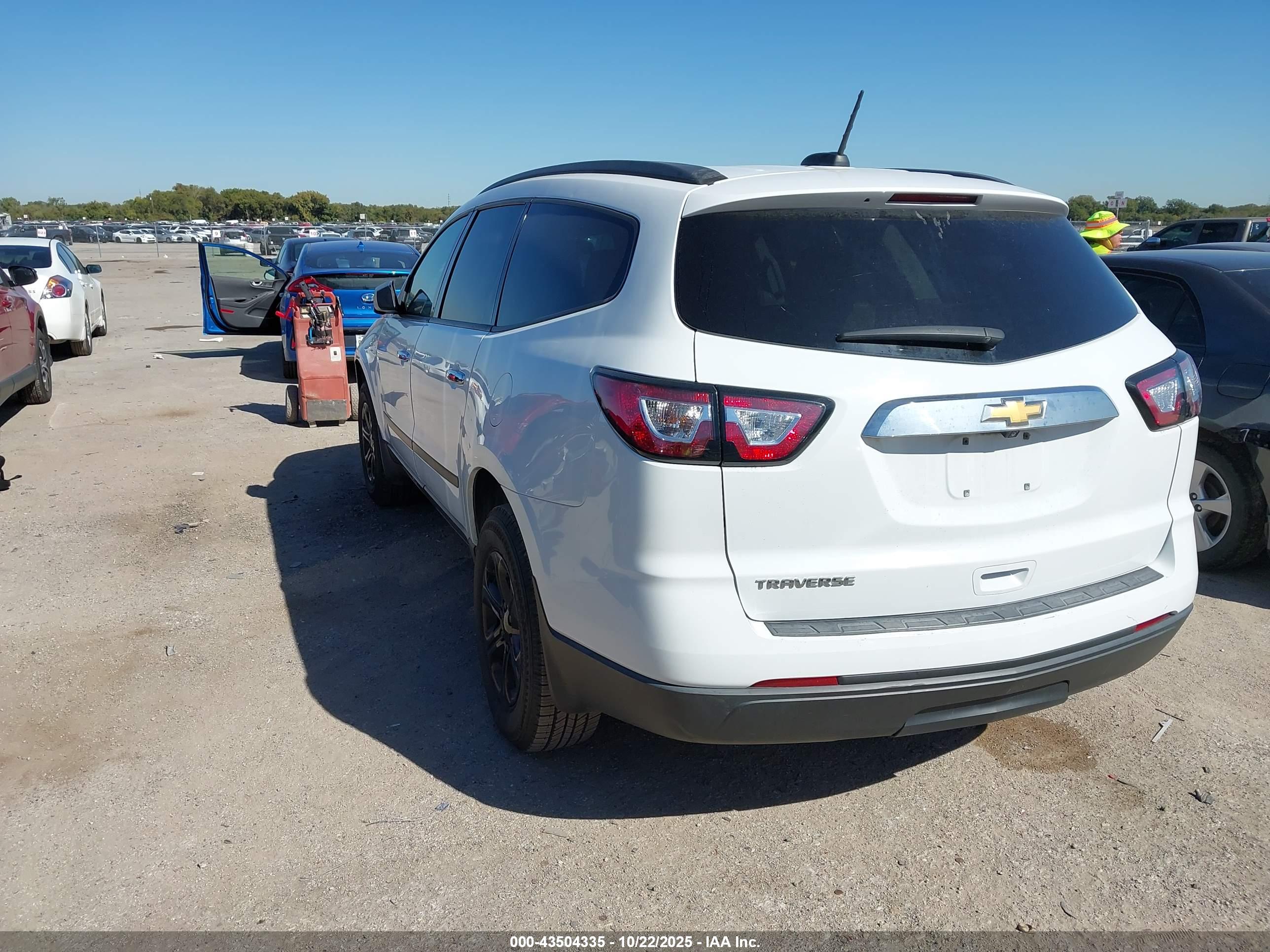 CHEVROLET TRAVERSE image 3