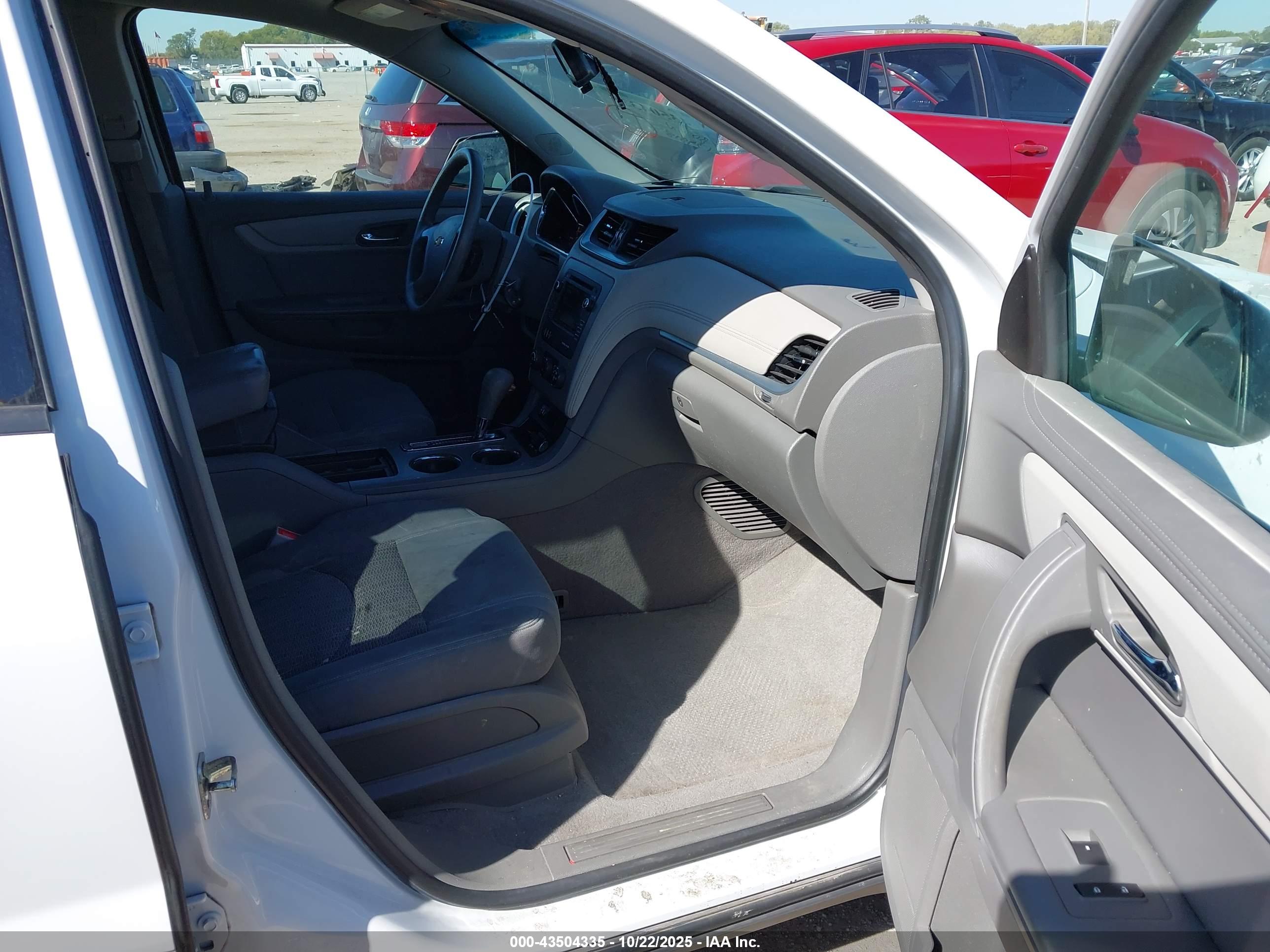 CHEVROLET TRAVERSE image 5