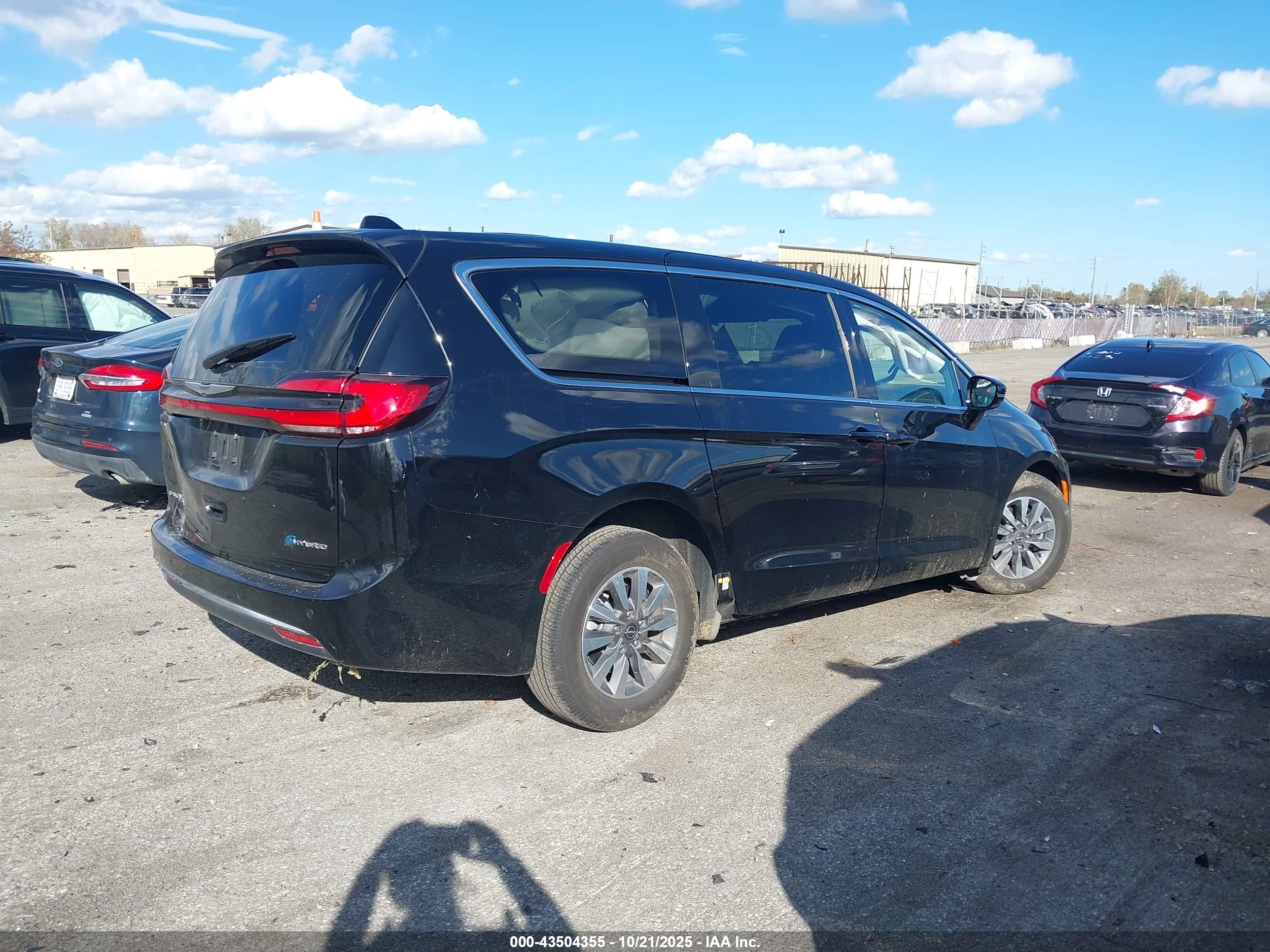 CHRYSLER PACIFICA image 4