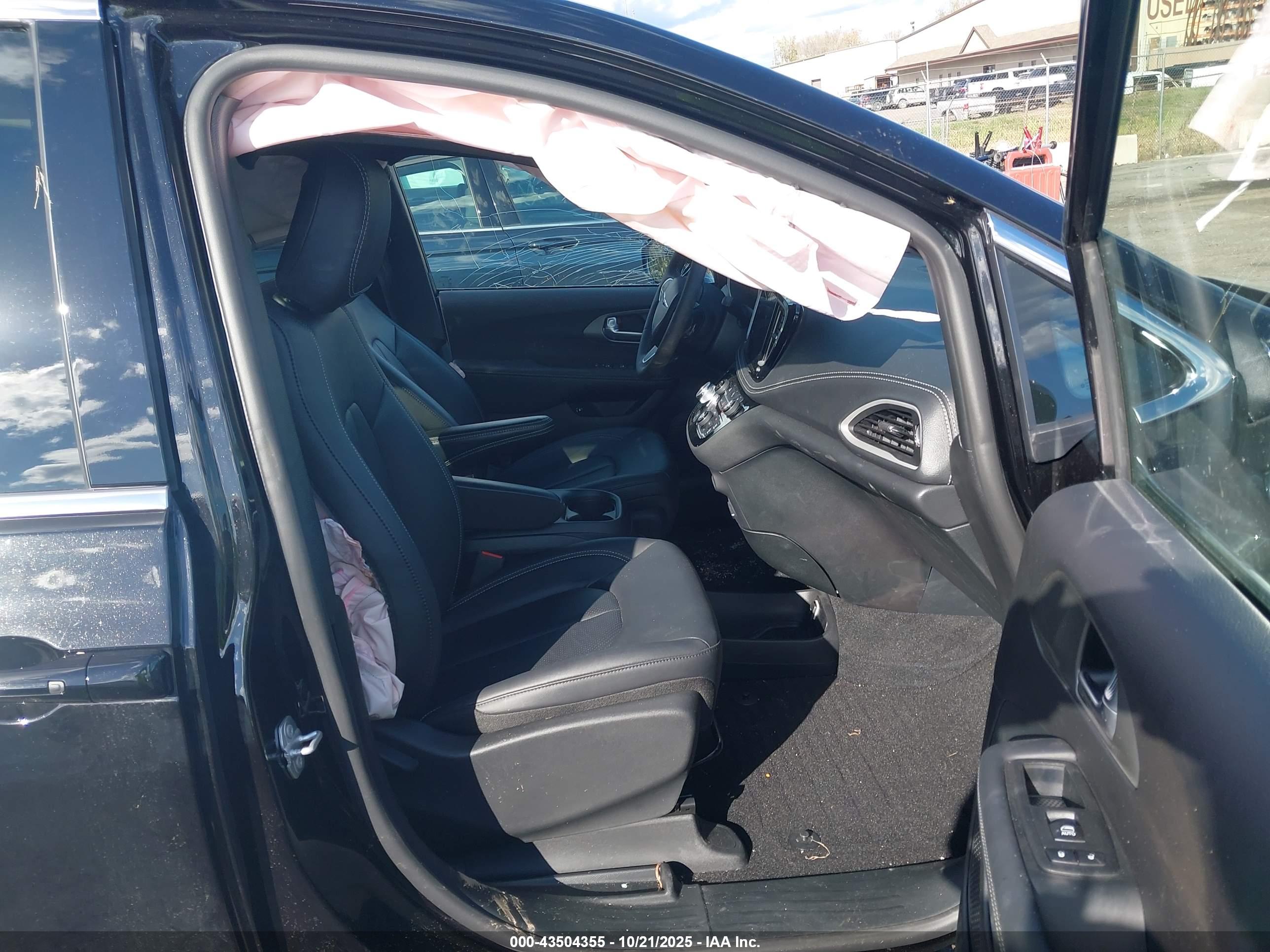 CHRYSLER PACIFICA image 5