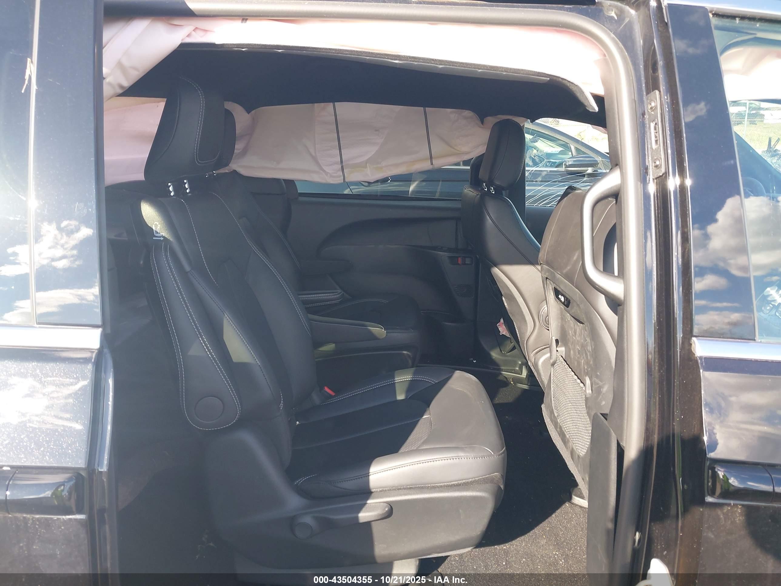 CHRYSLER PACIFICA image 8