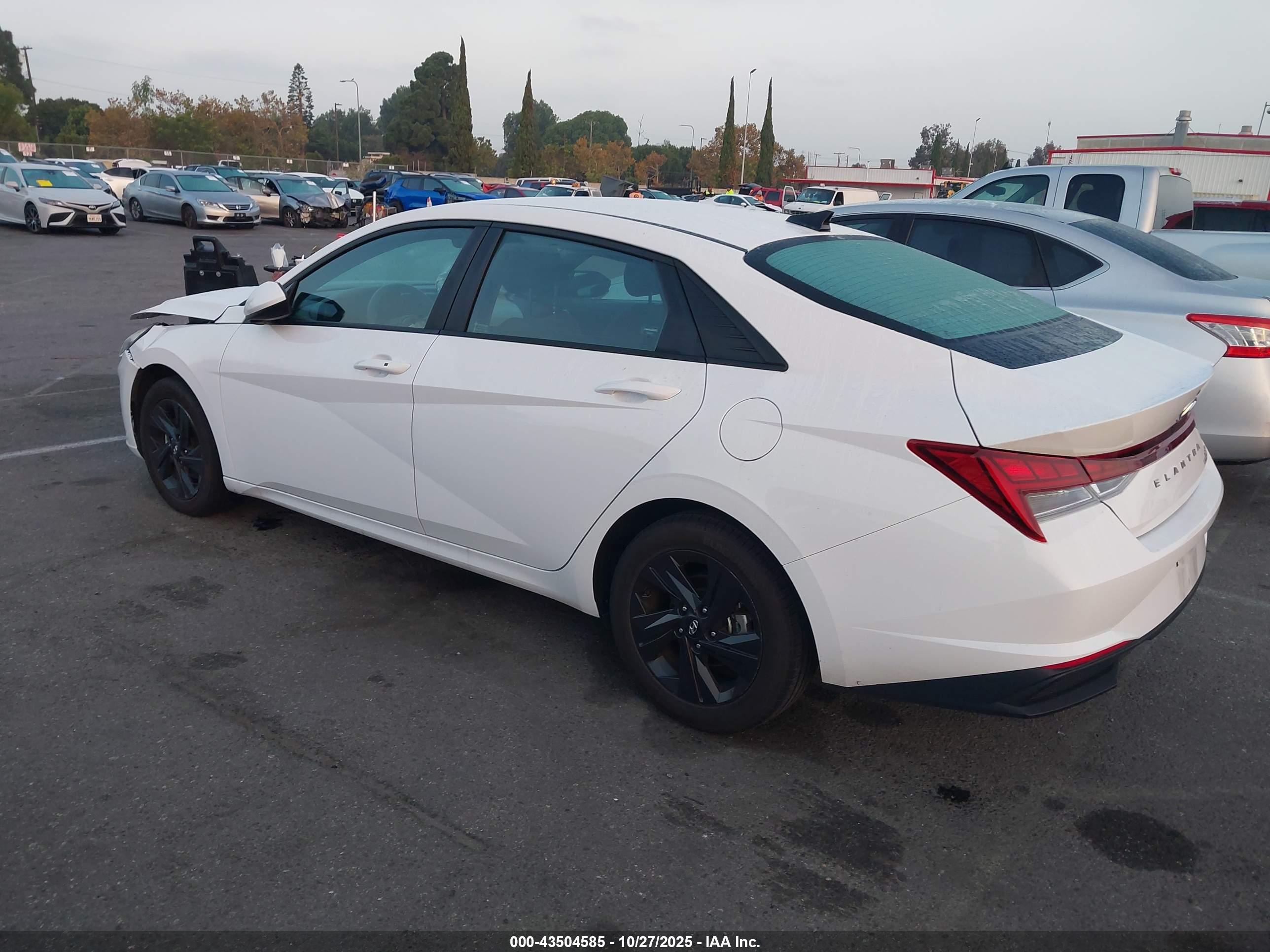 HYUNDAI ELANTRA image 3