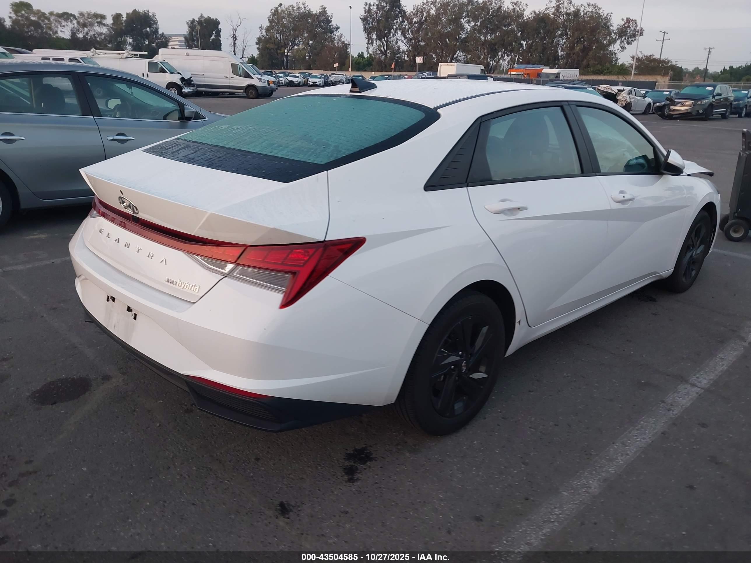 HYUNDAI ELANTRA image 4