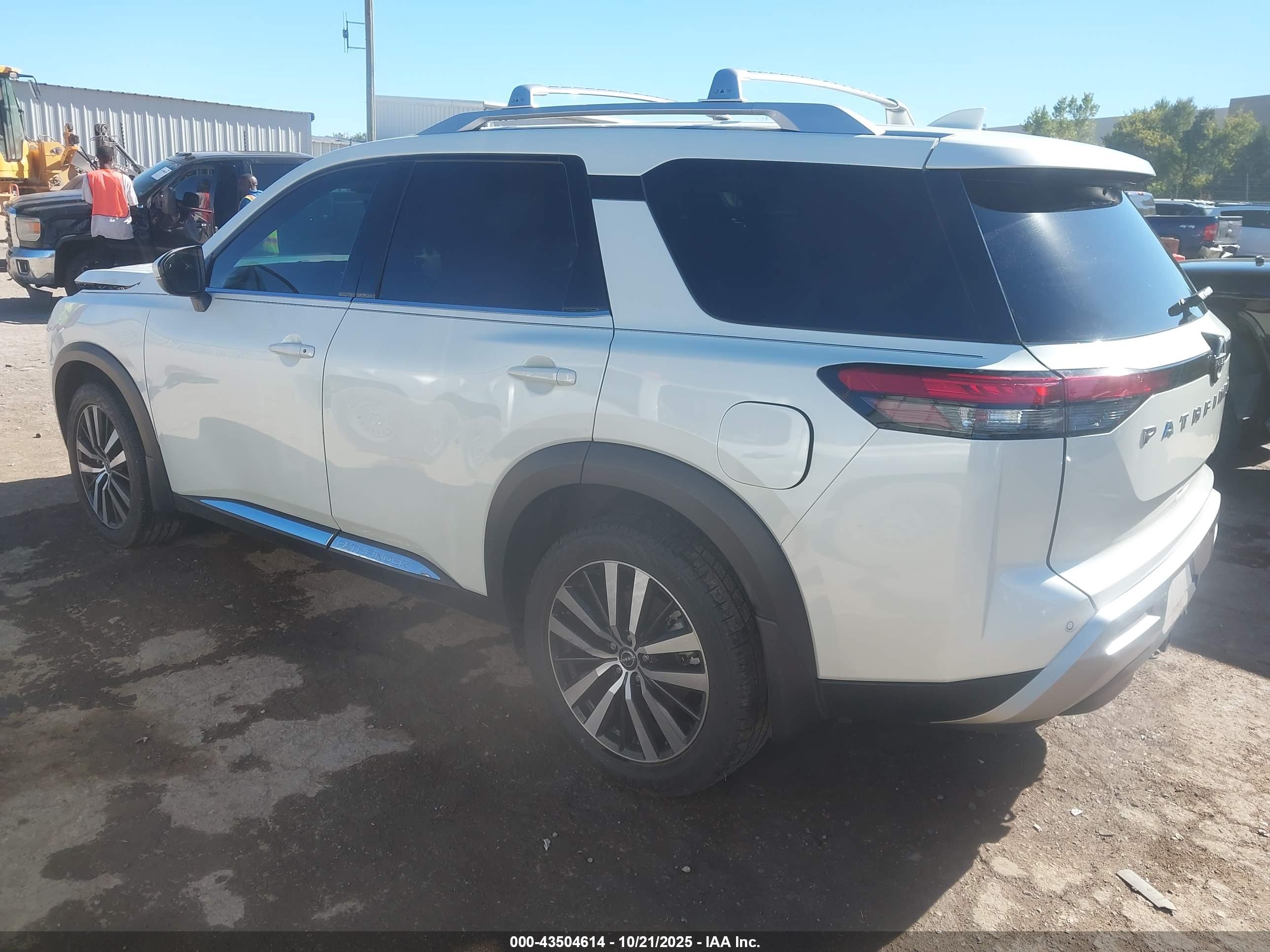 NISSAN PATHFINDER image 3