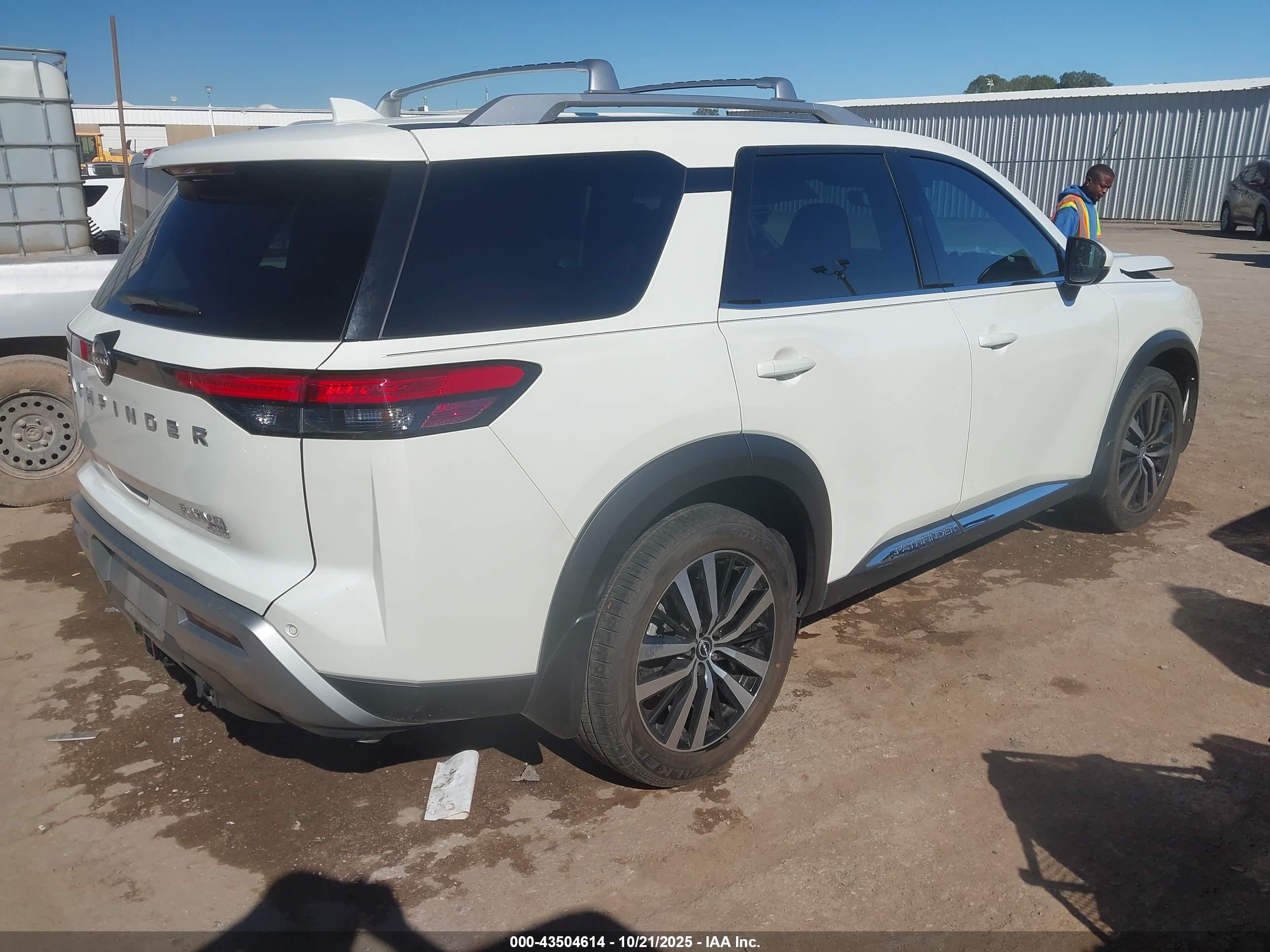 NISSAN PATHFINDER image 4
