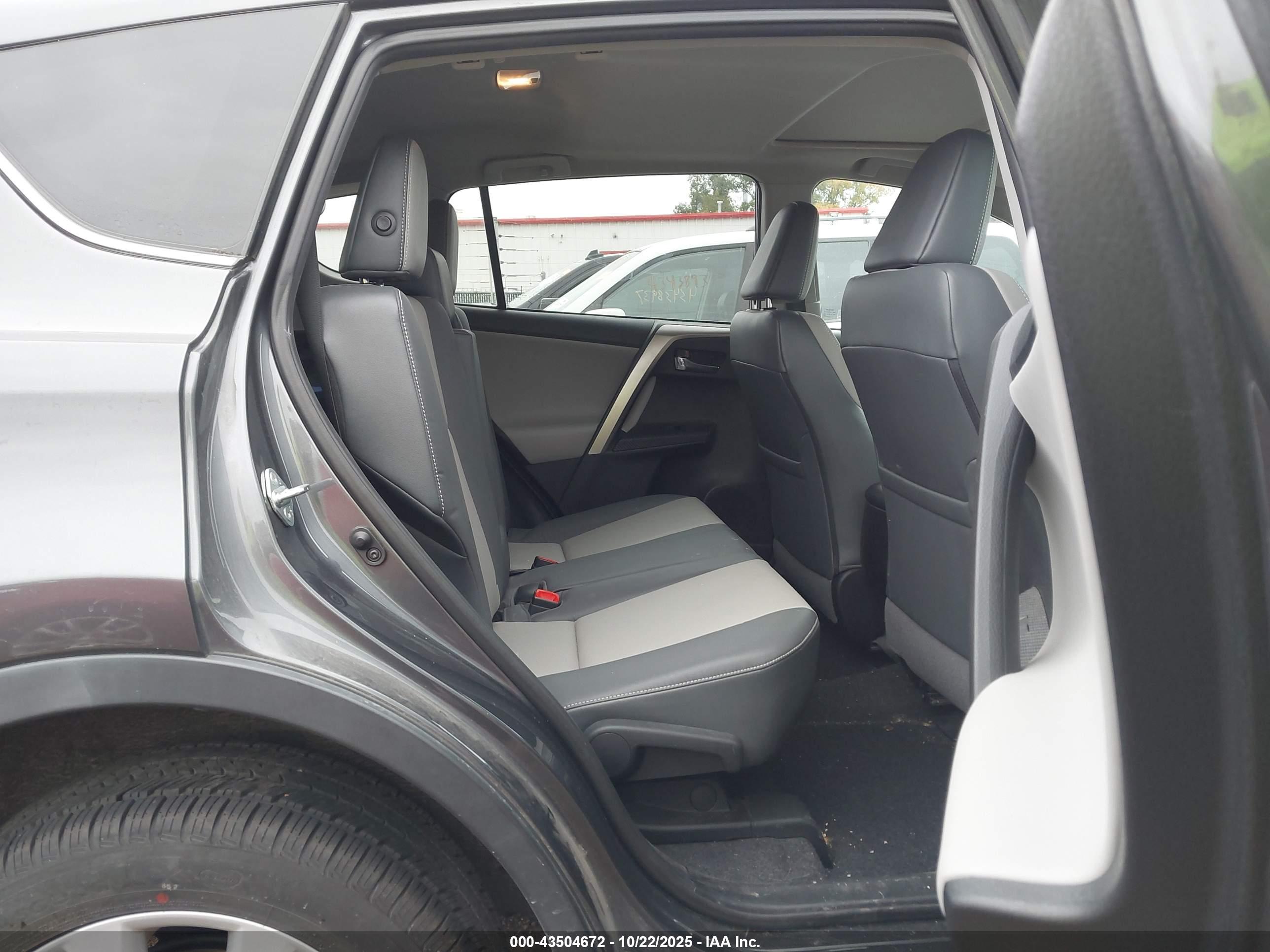 TOYOTA RAV4 image 8