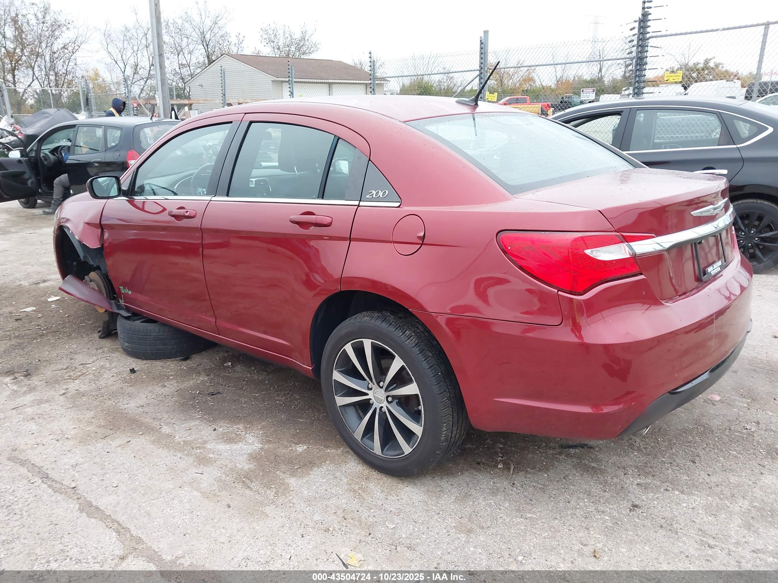 CHRYSLER 200 image 3