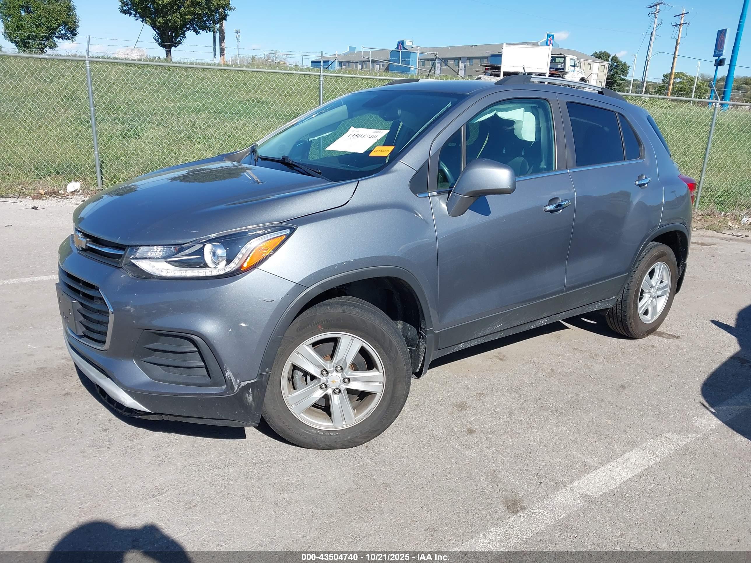 CHEVROLET TRAX image 2