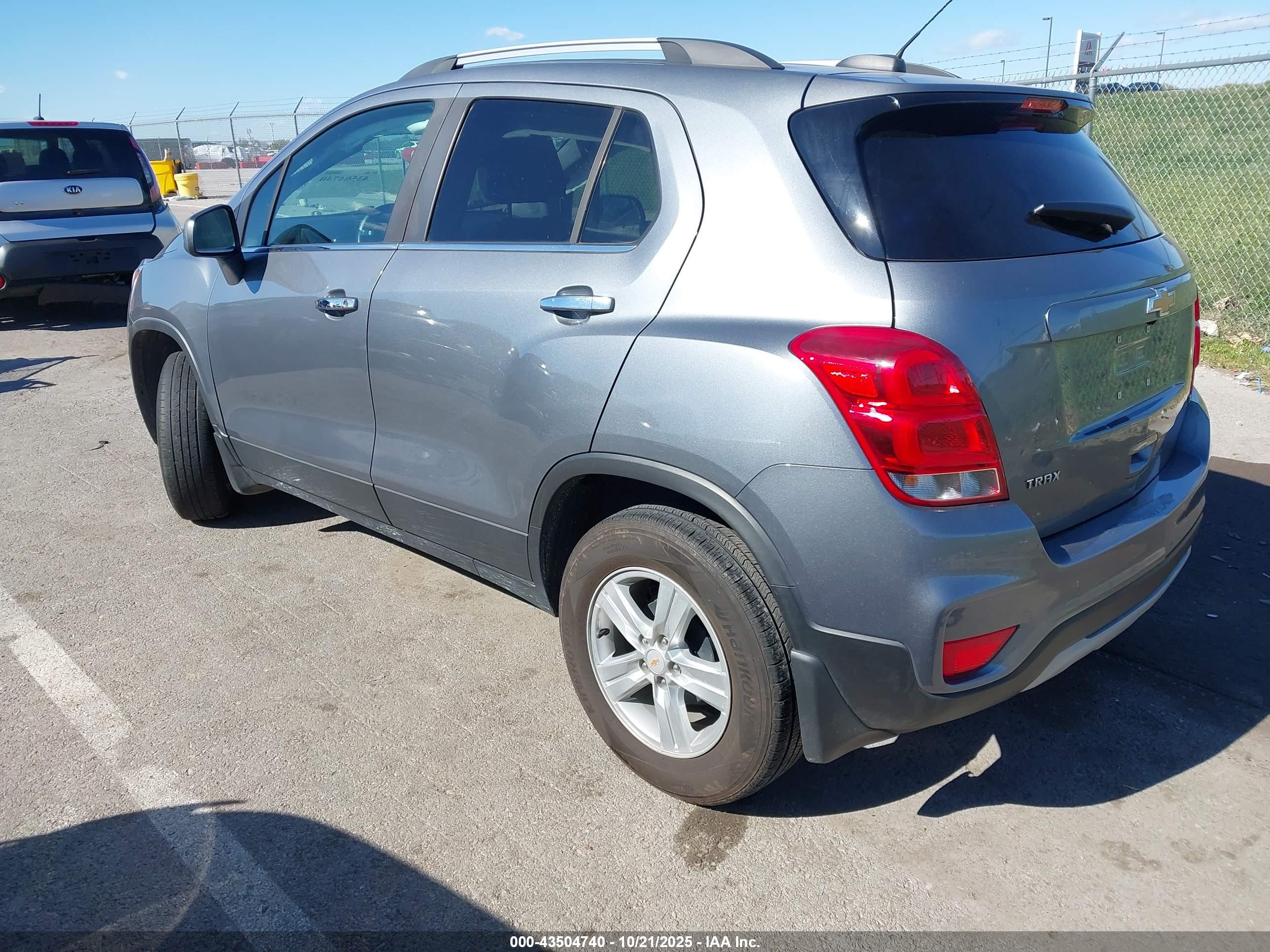 CHEVROLET TRAX image 3