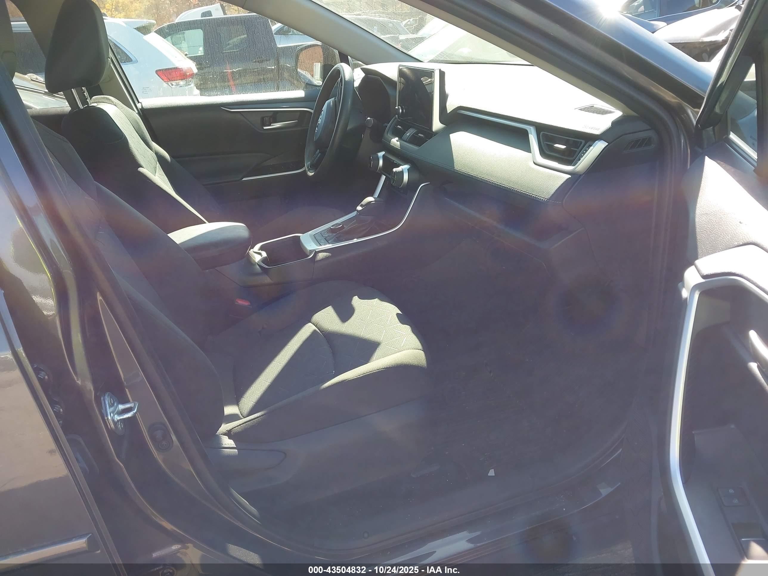 TOYOTA RAV4 image 5