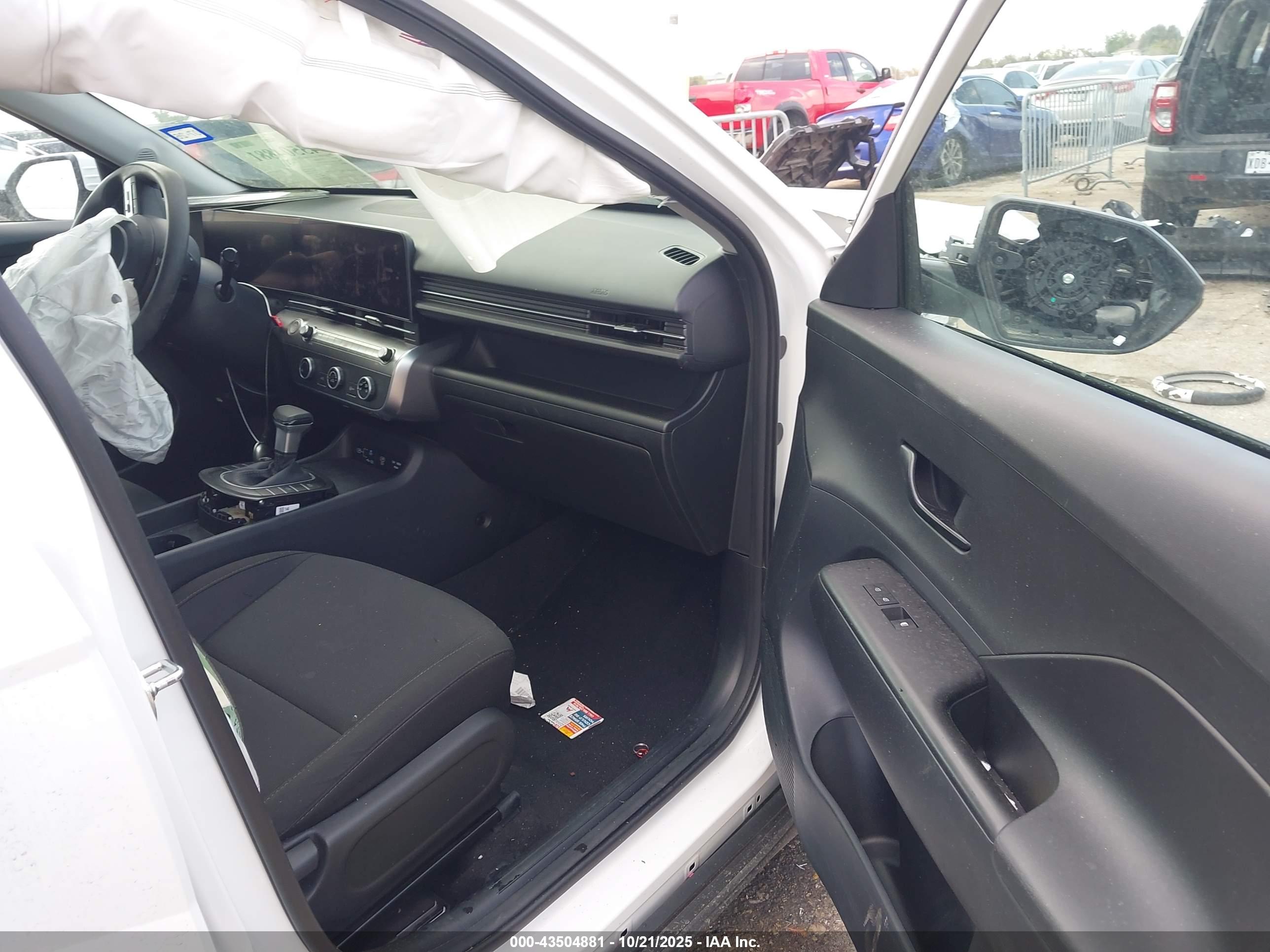 HYUNDAI KONA image 5