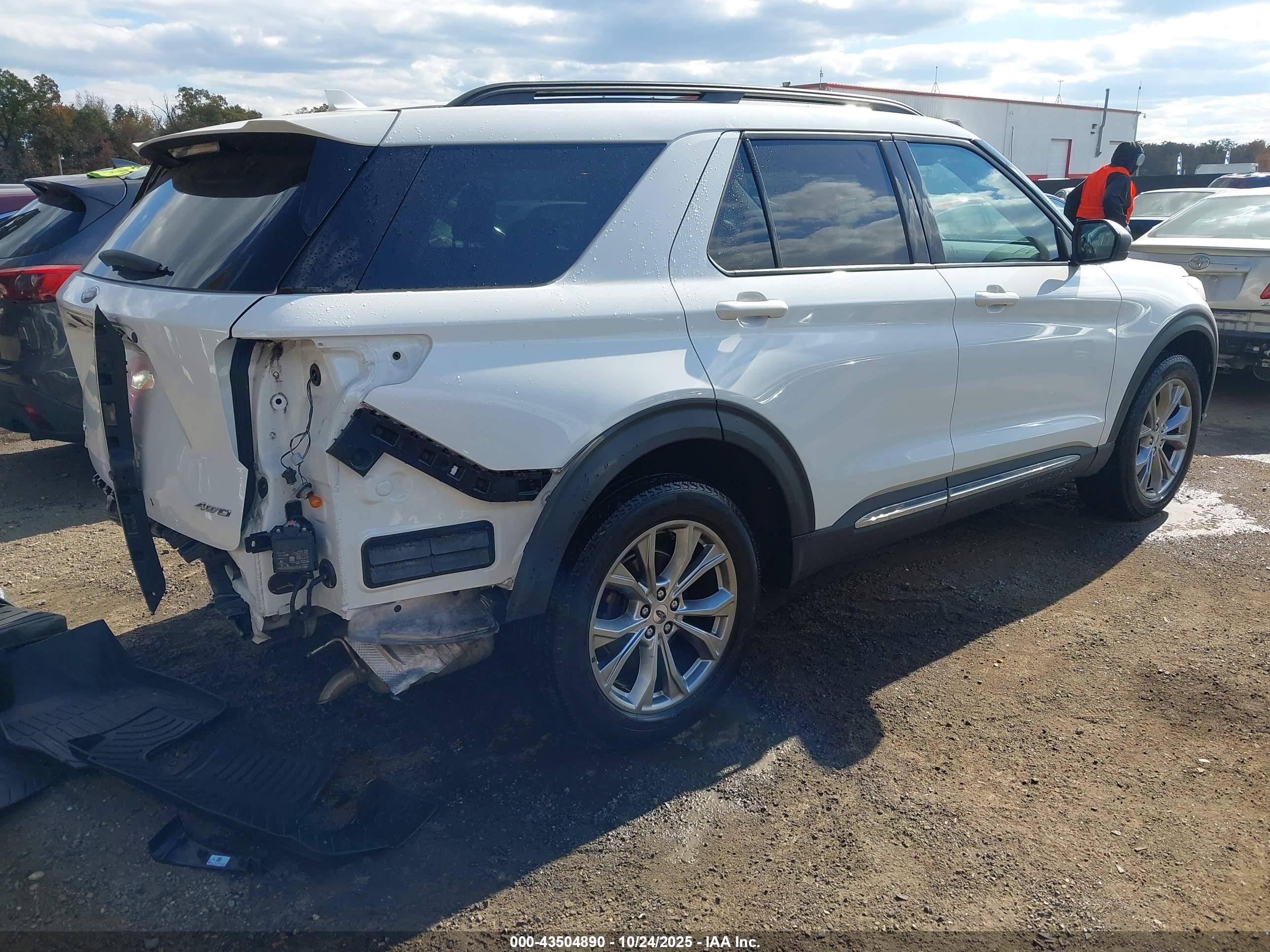 FORD EXPLORER image 4