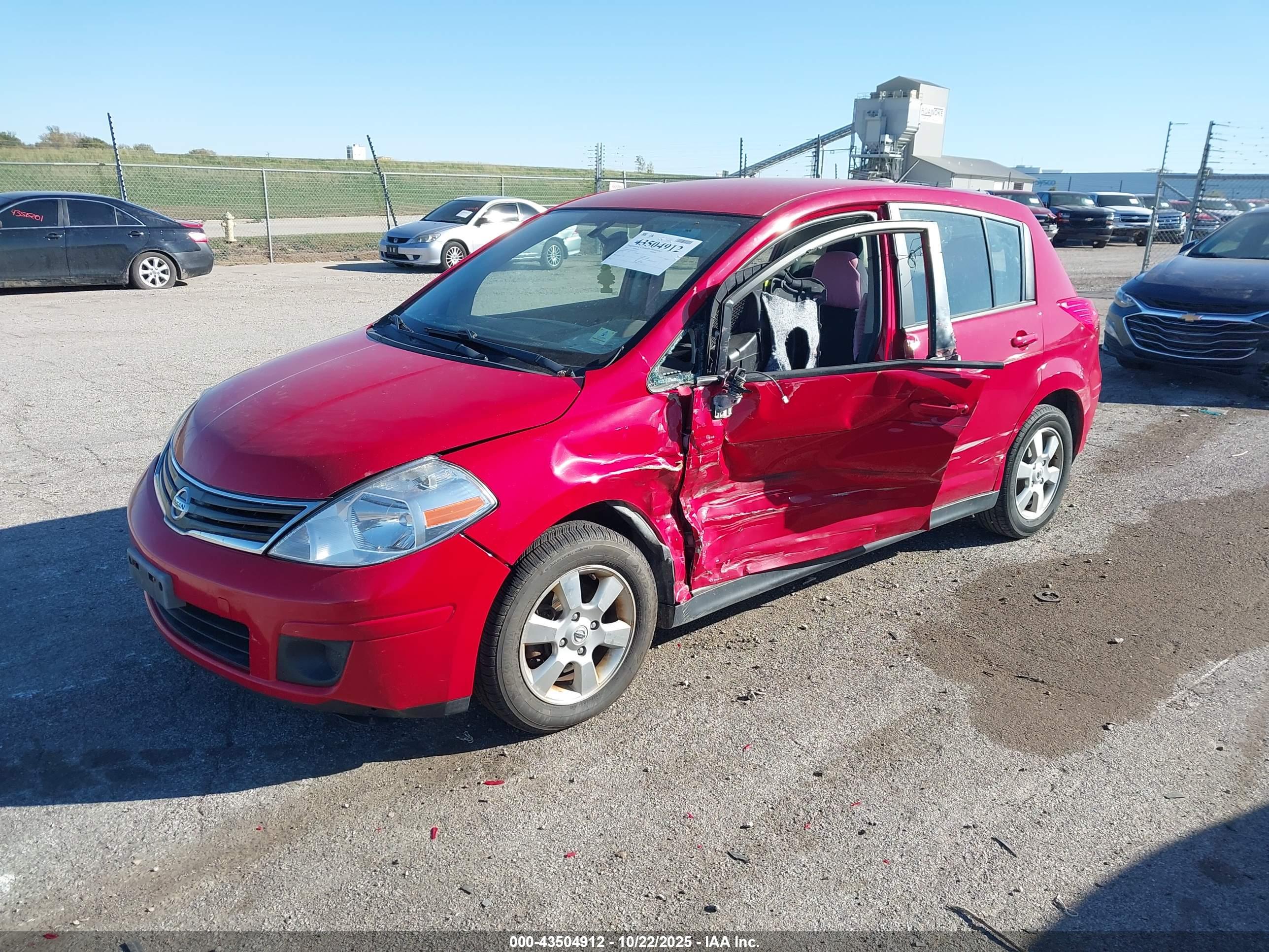 NISSAN VERSA image 2