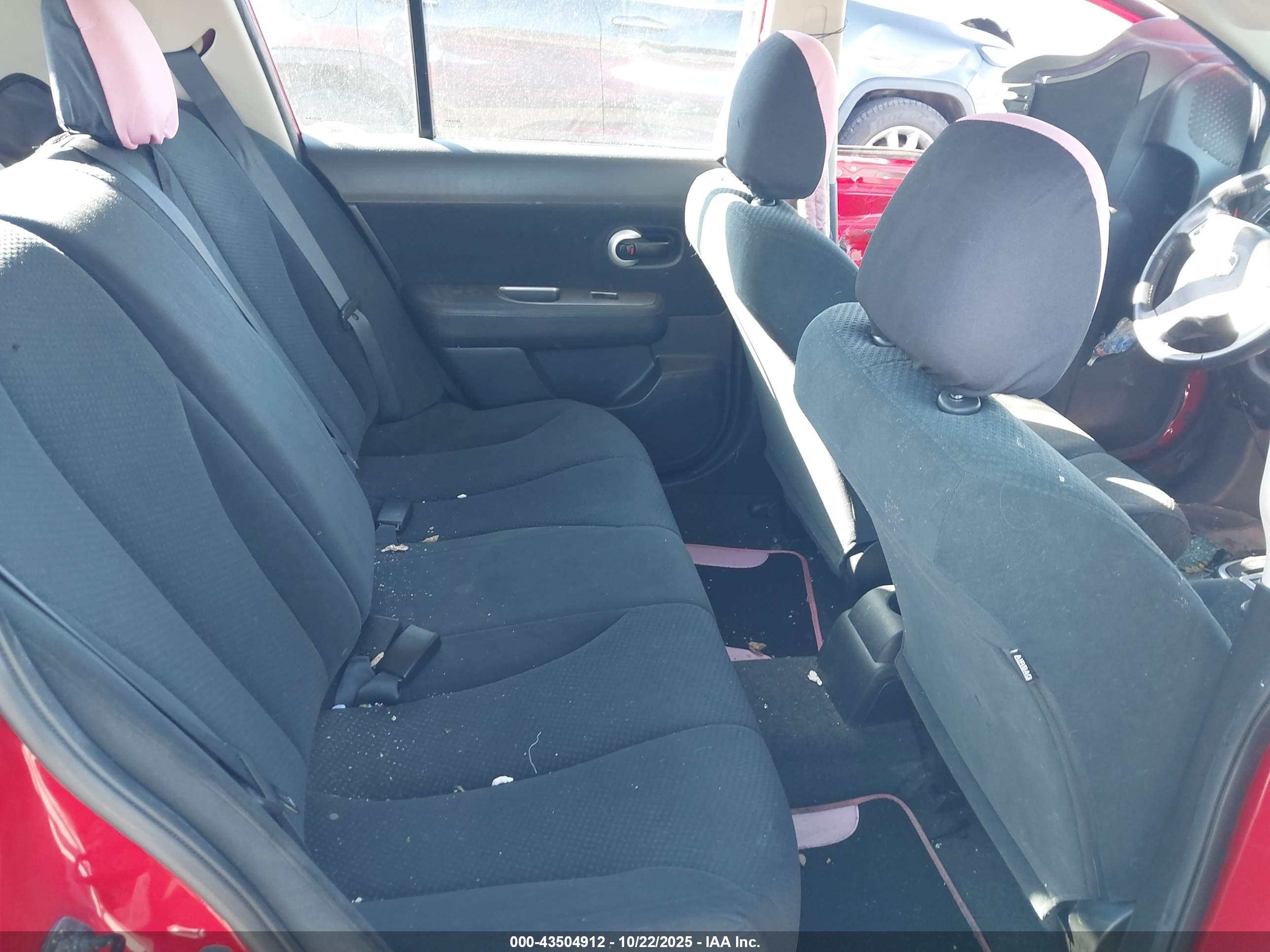 NISSAN VERSA image 8