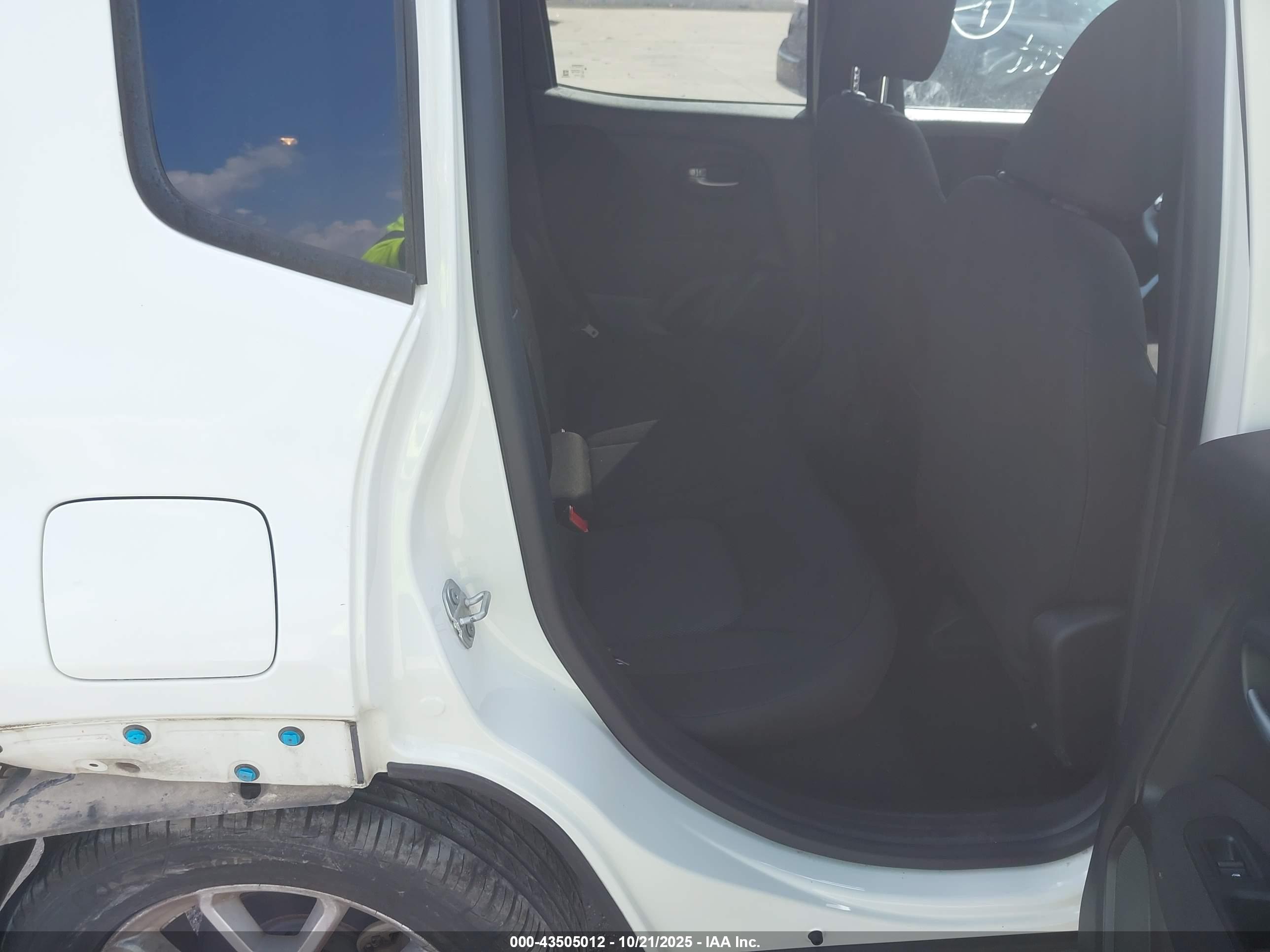 JEEP RENEGADE image 8