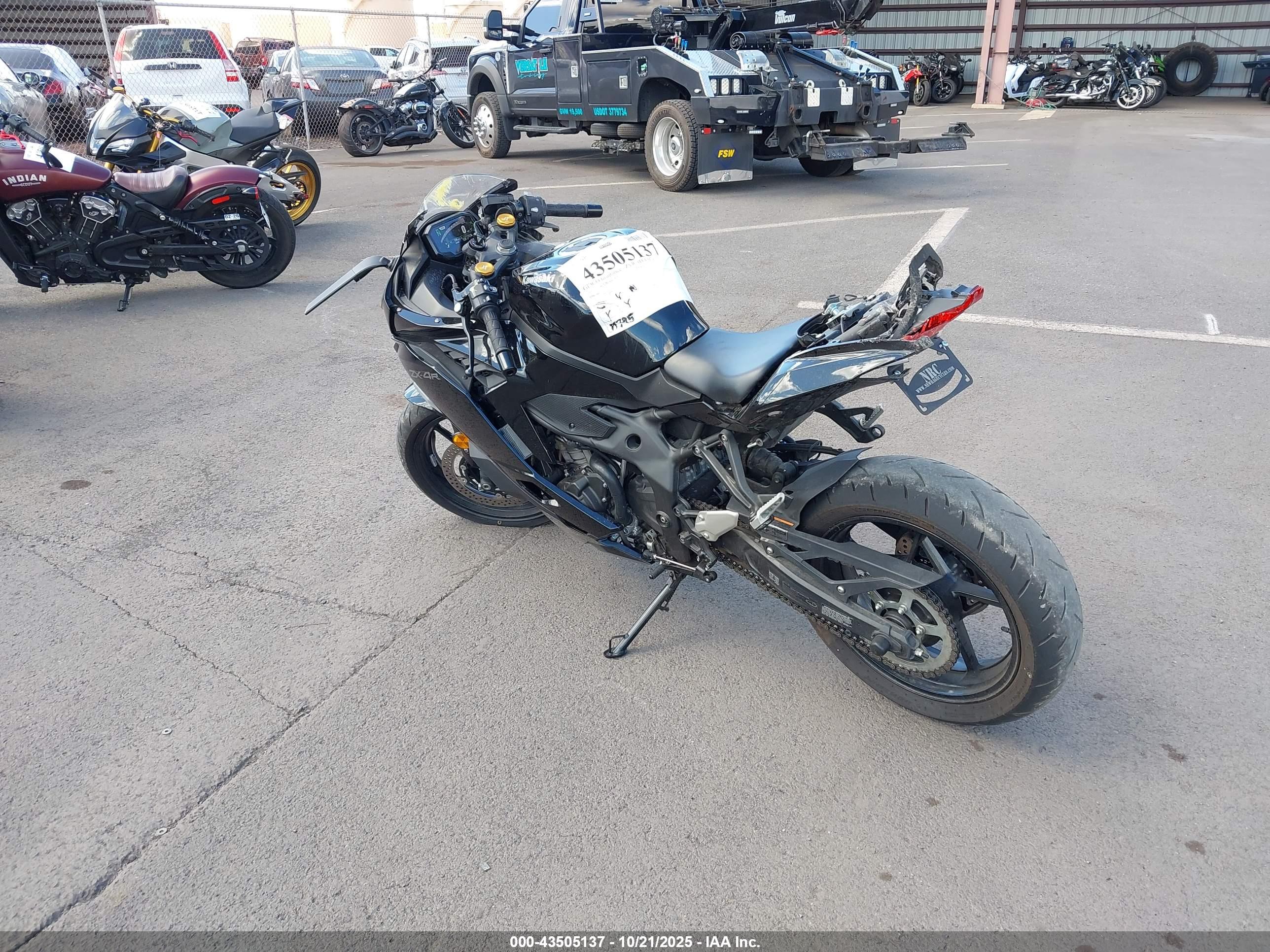 KAWASAKI ZX400 image 3