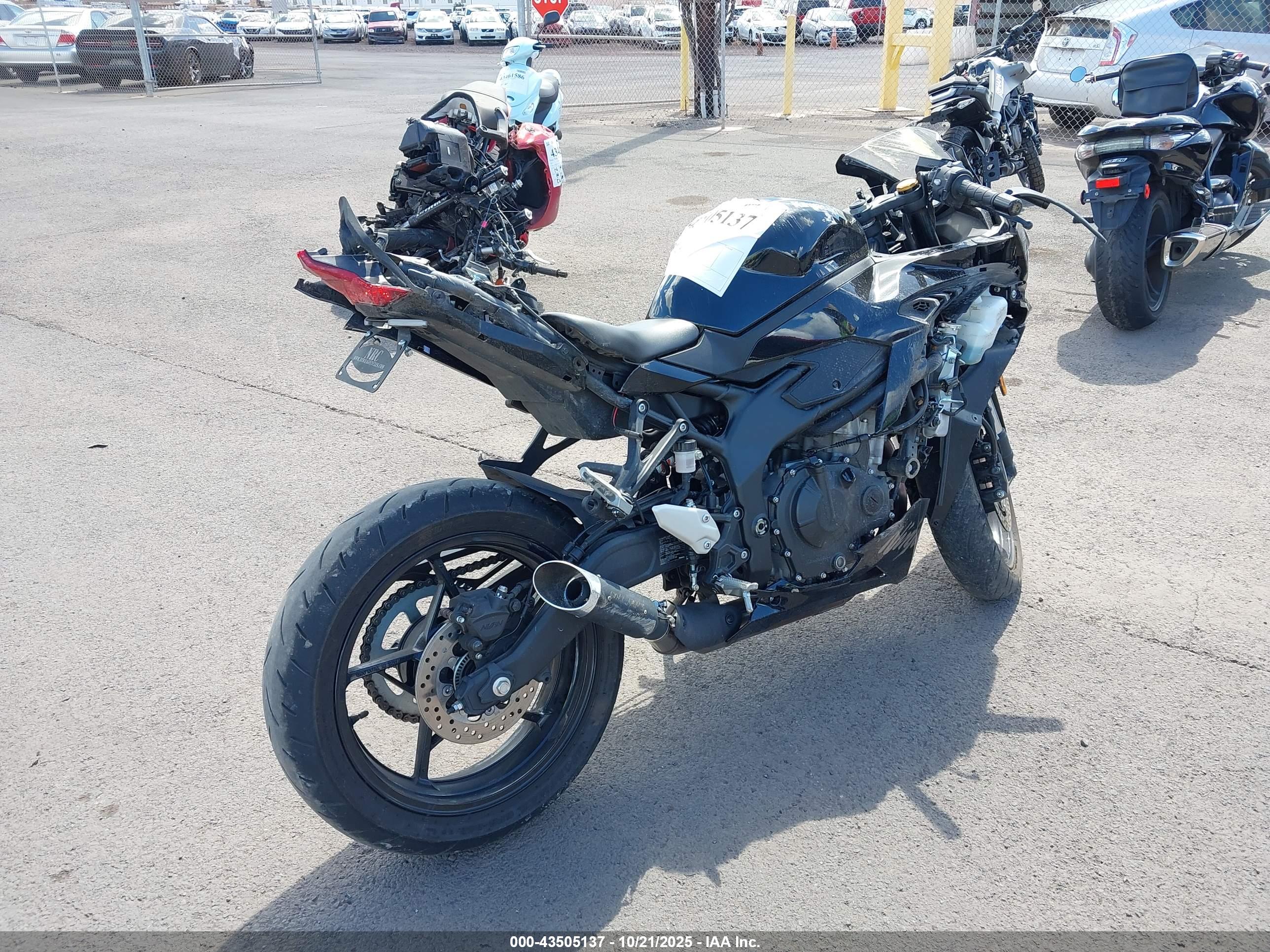 KAWASAKI ZX400 image 4