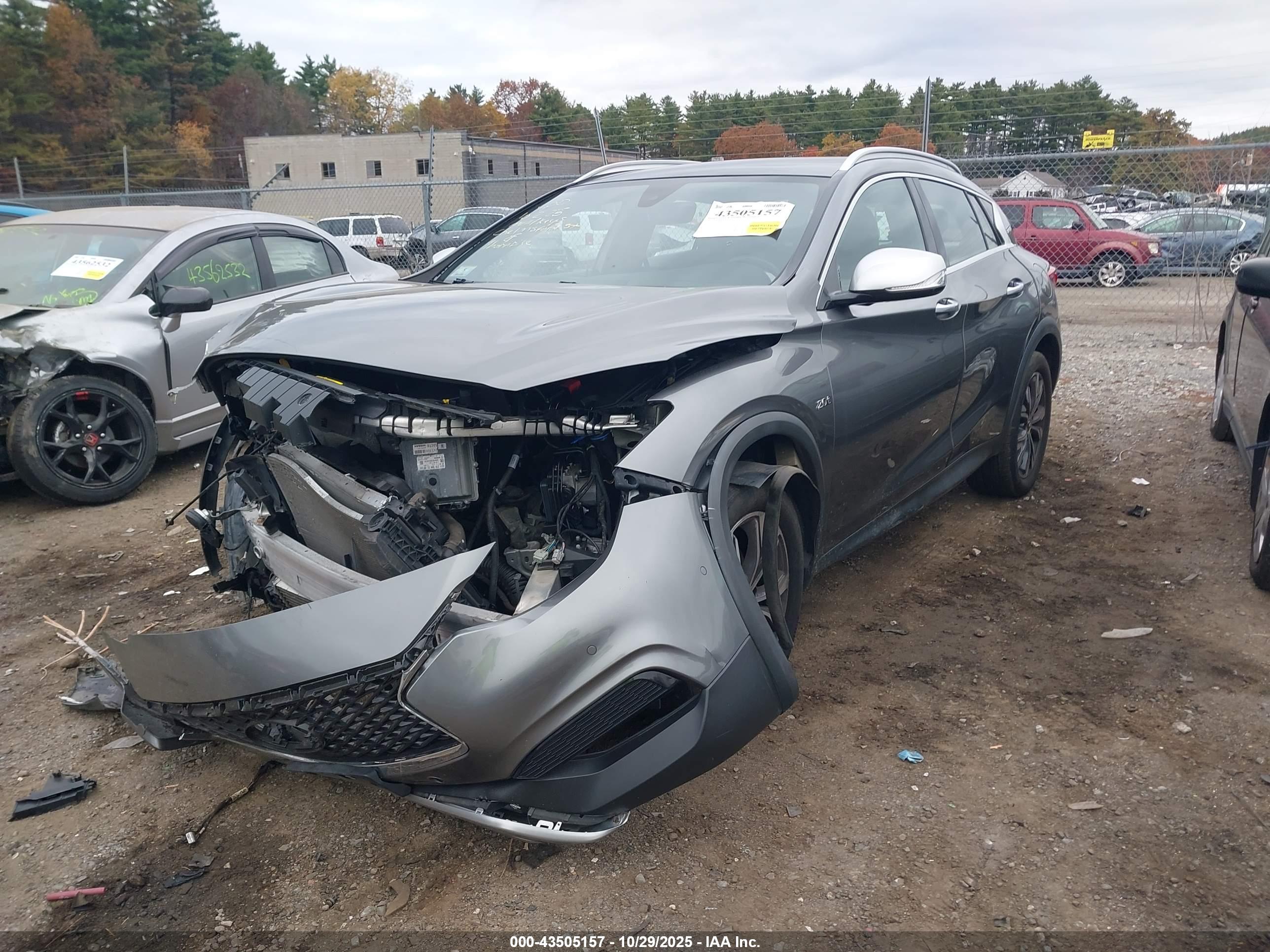 INFINITI QX30 image 2