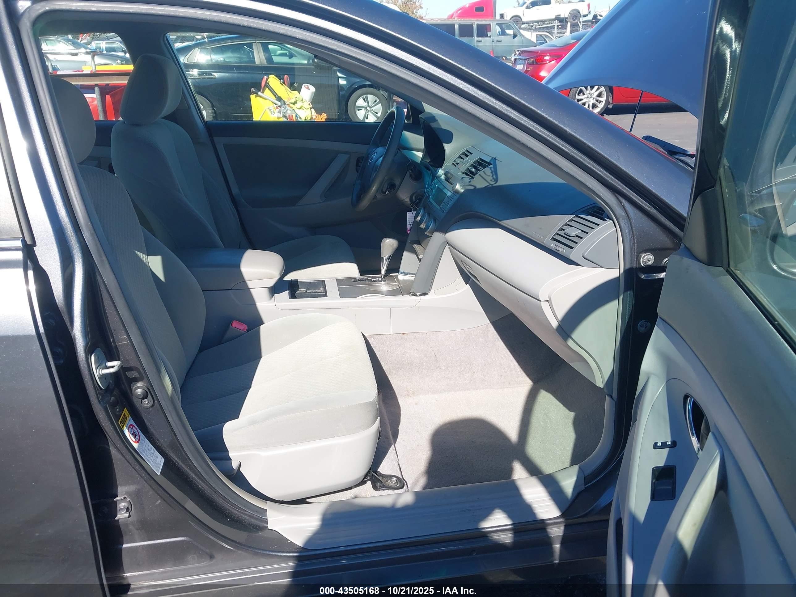 TOYOTA CAMRY image 5