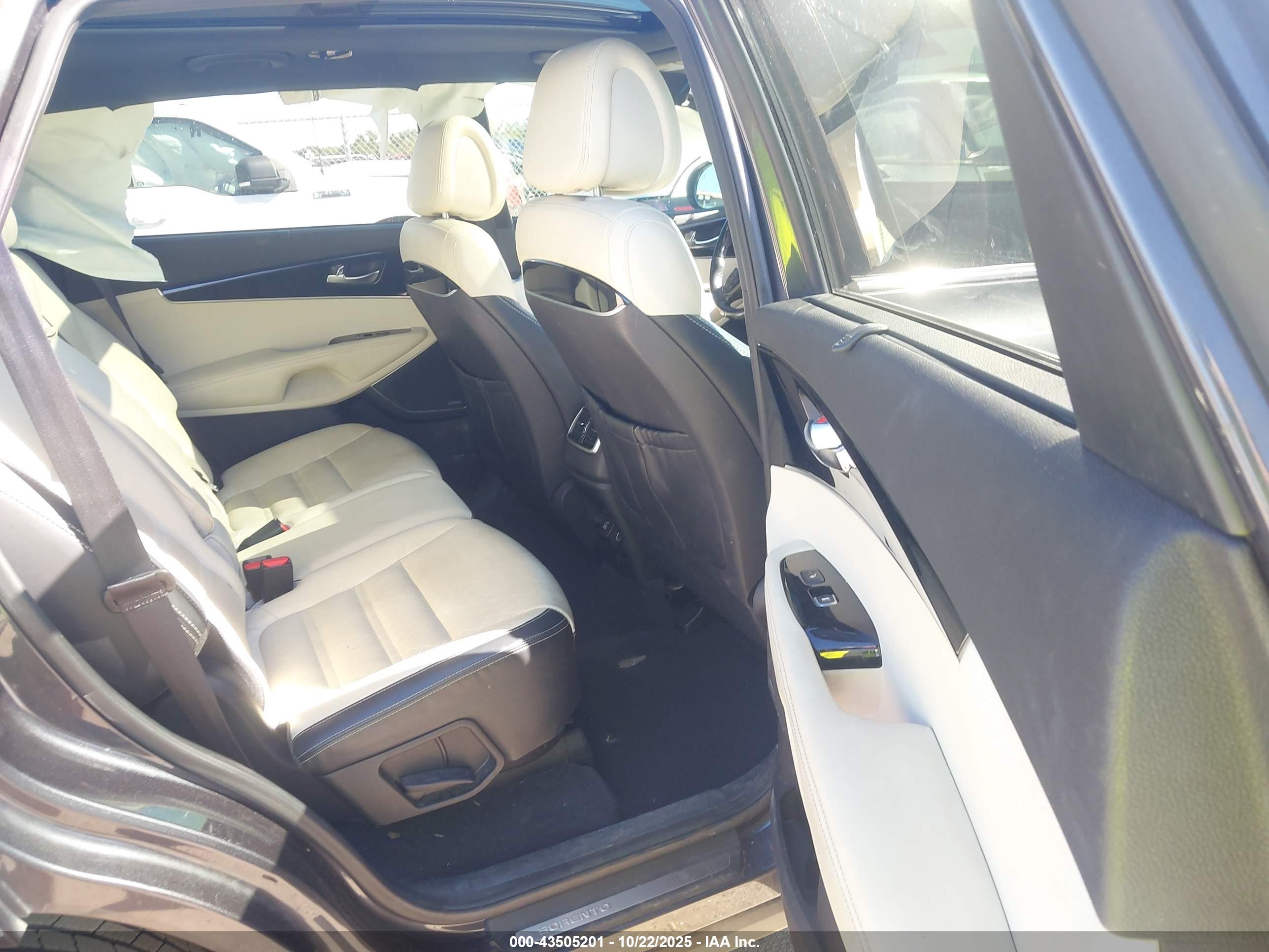 KIA SORENTO image 8