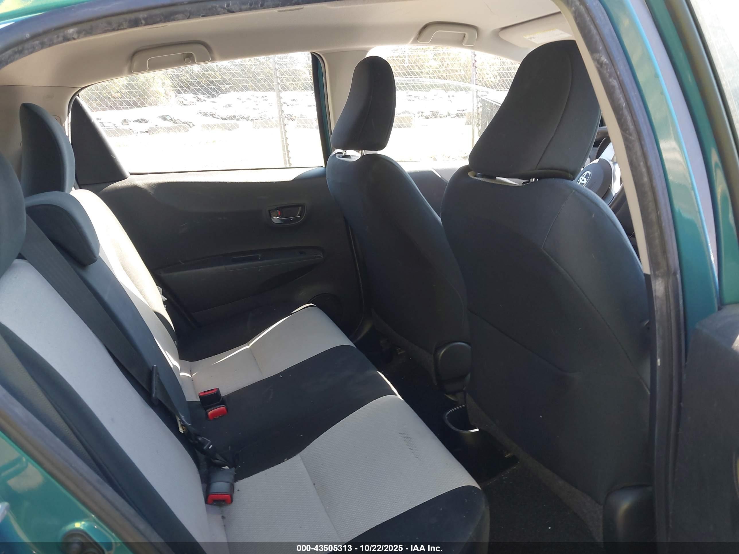 TOYOTA YARIS image 8