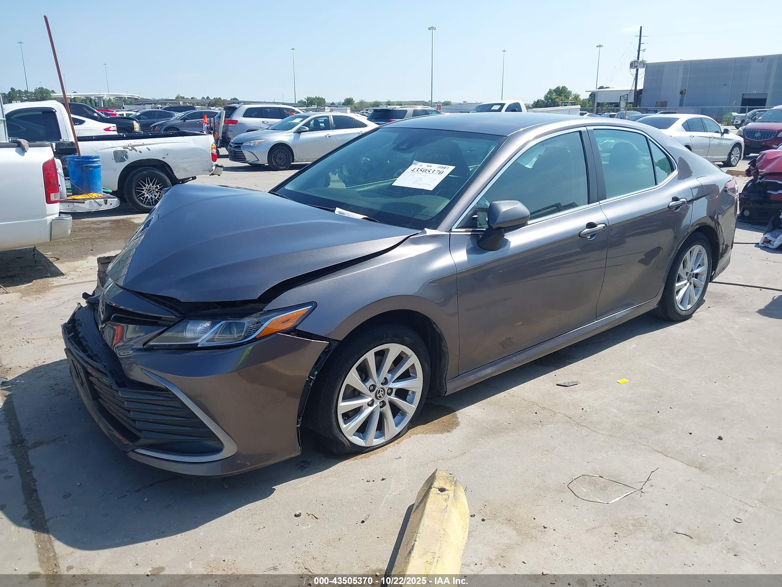 TOYOTA CAMRY image 2