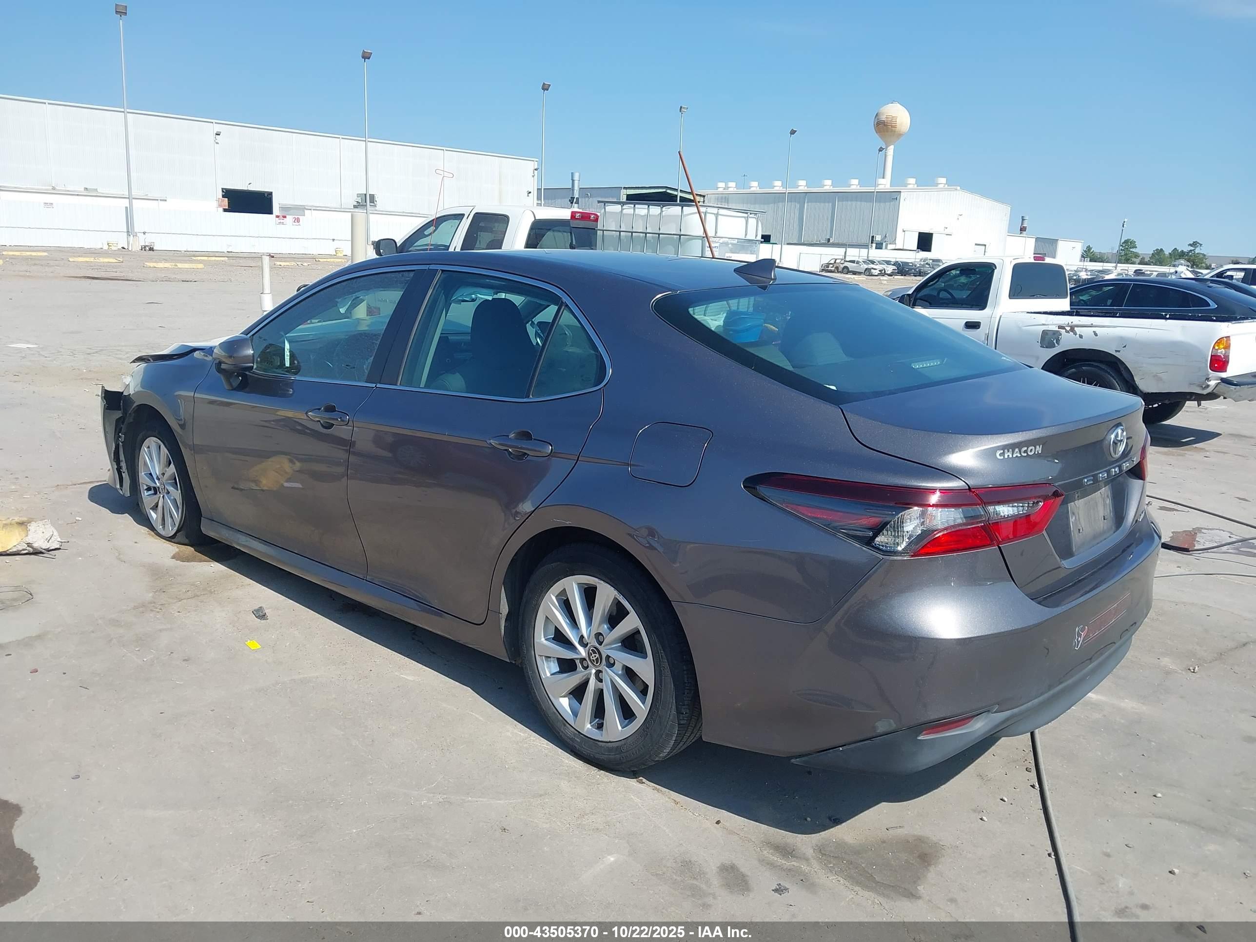 TOYOTA CAMRY image 3