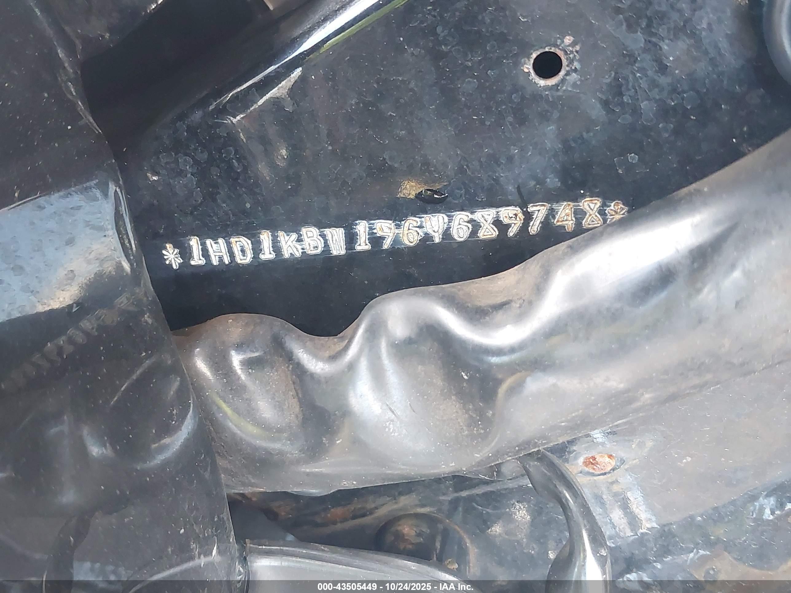 HARLEY-DAVIDSON FLHXI image 10