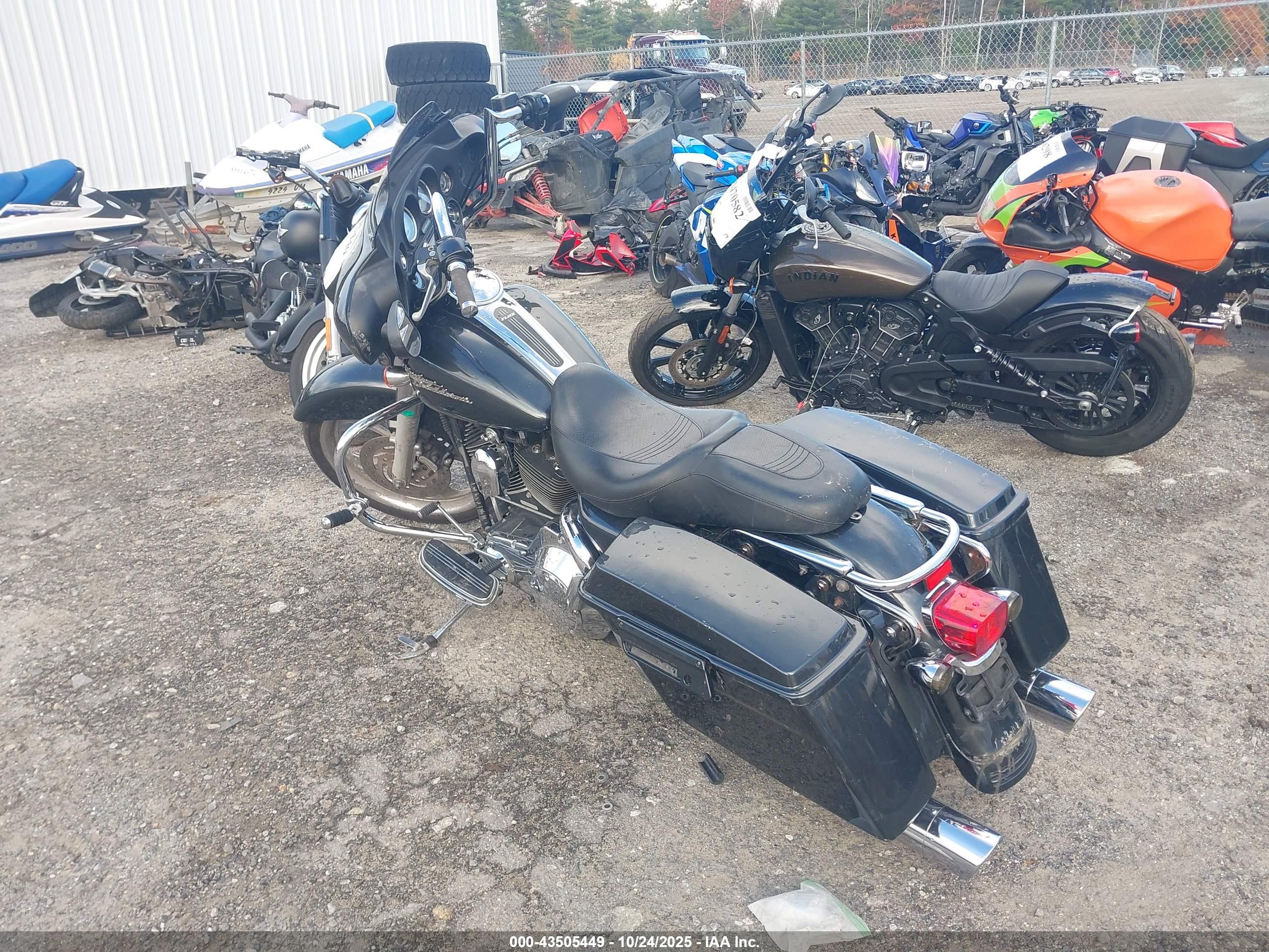 HARLEY-DAVIDSON FLHXI image 3