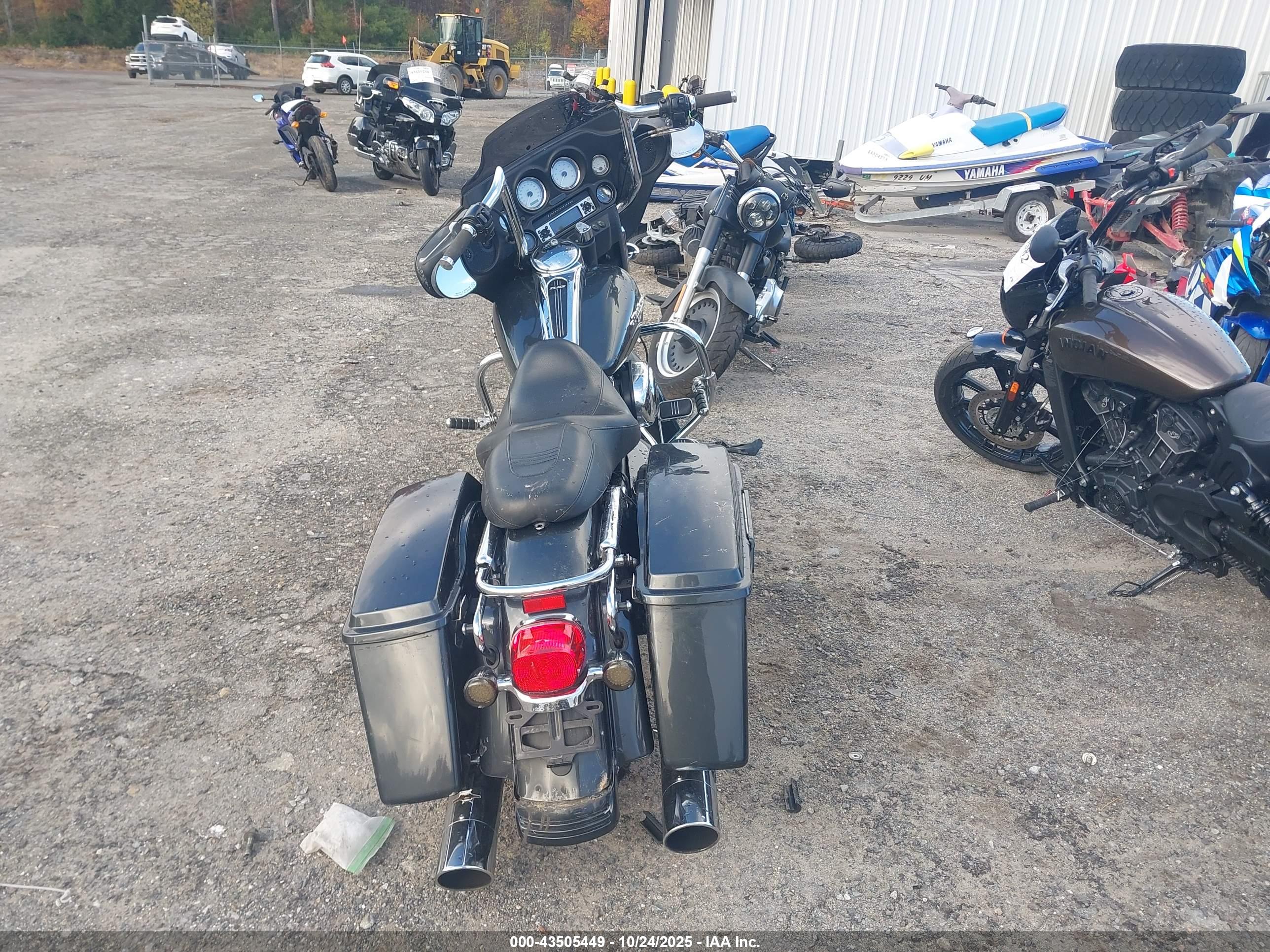 HARLEY-DAVIDSON FLHXI image 6