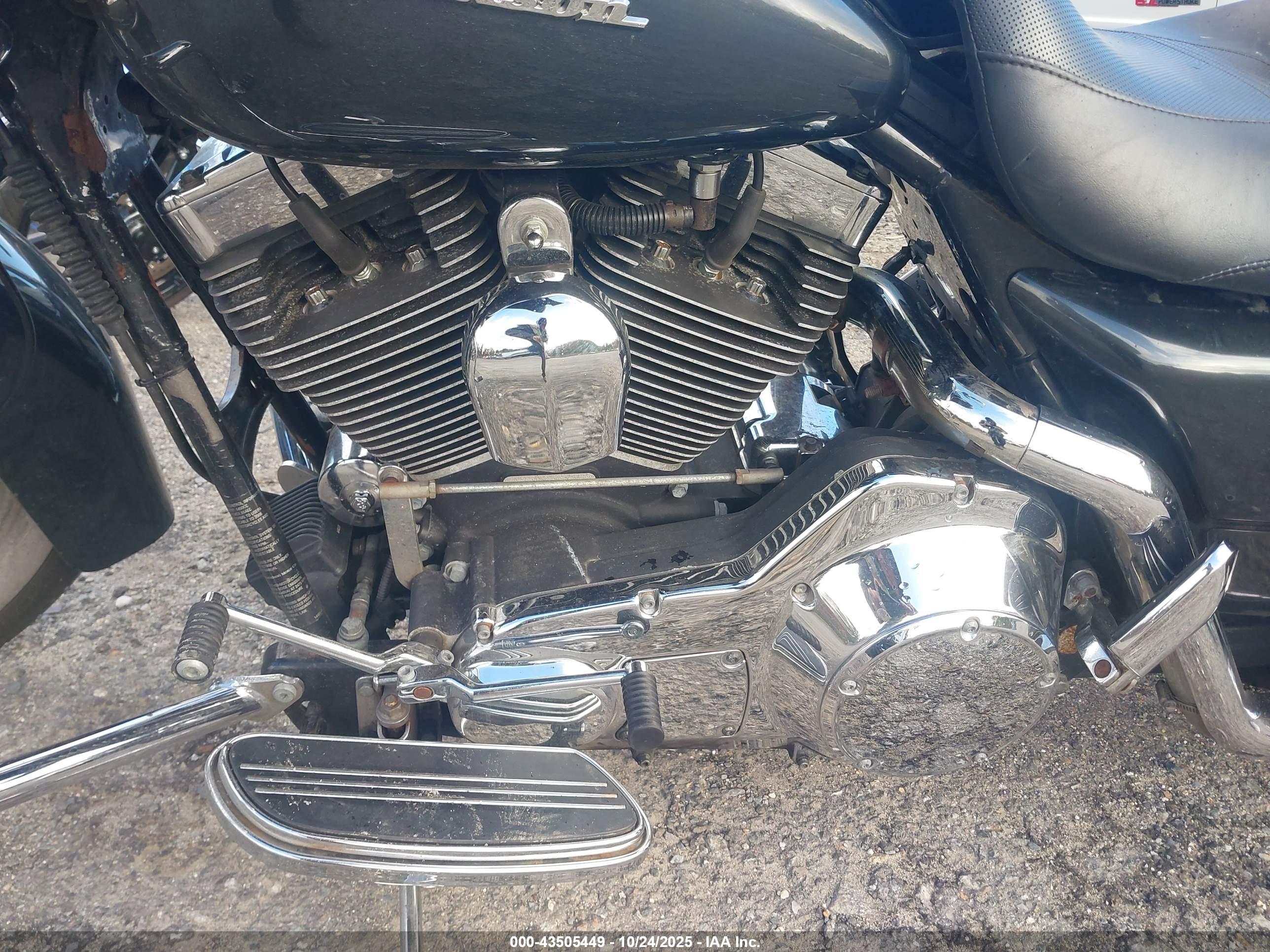 HARLEY-DAVIDSON FLHXI image 9