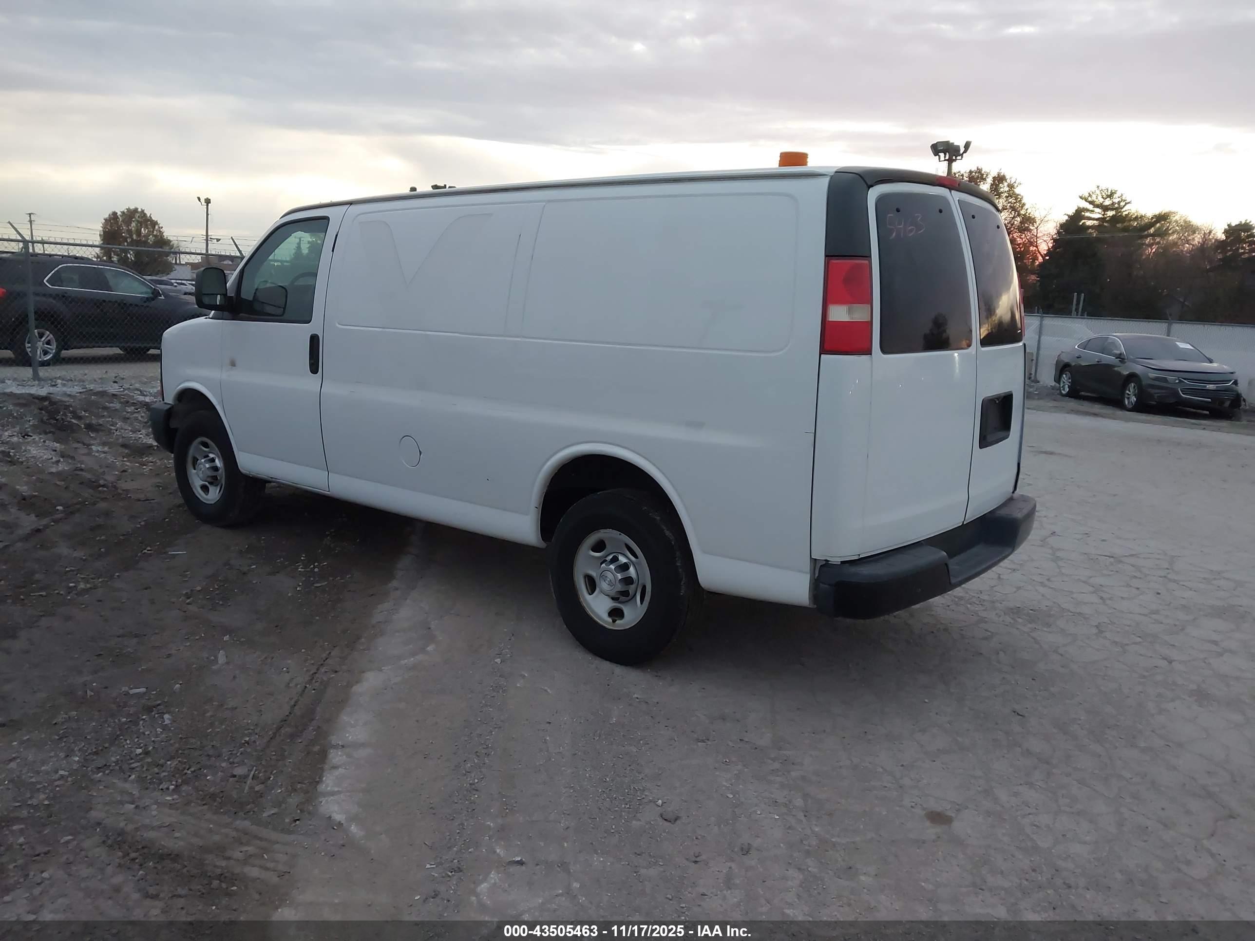 CHEVROLET EXPRESS image 3