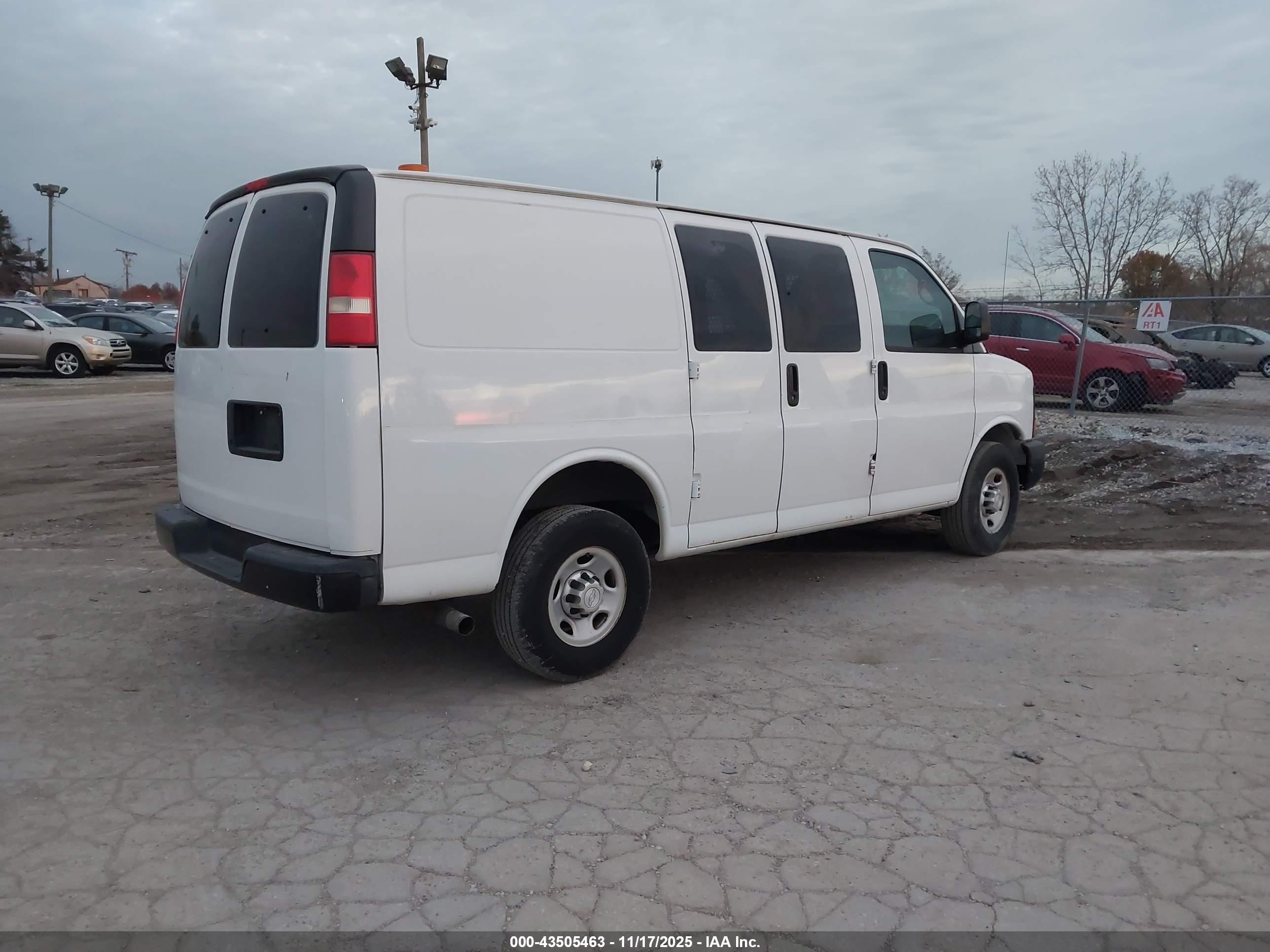 CHEVROLET EXPRESS image 4