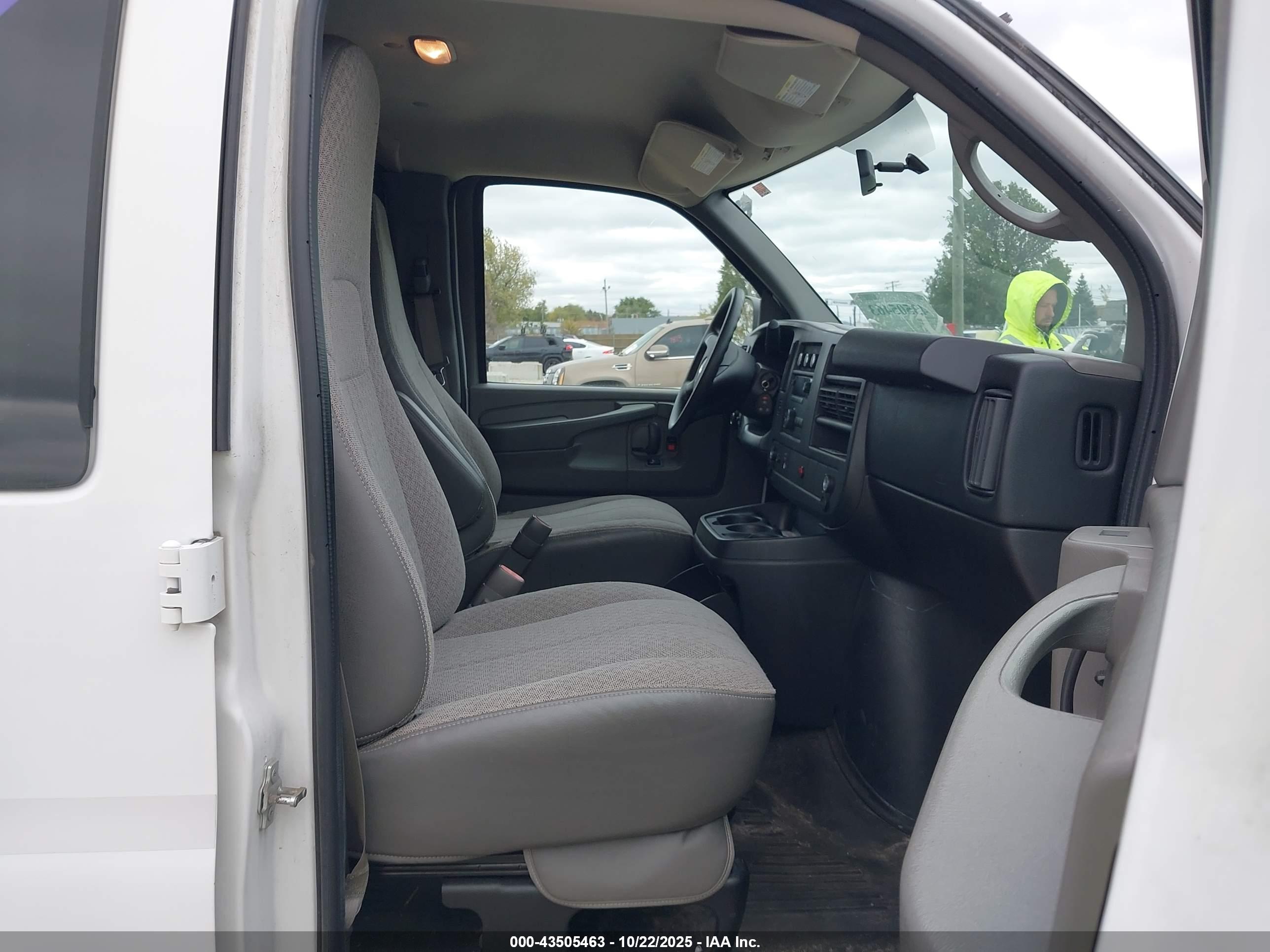 CHEVROLET EXPRESS image 5